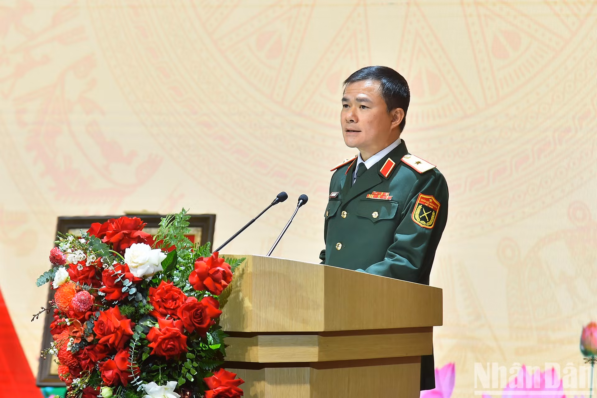El mayor general Tao Duc Thang, presidente y director general del grupo Viettel, interviene en la ceremonia.