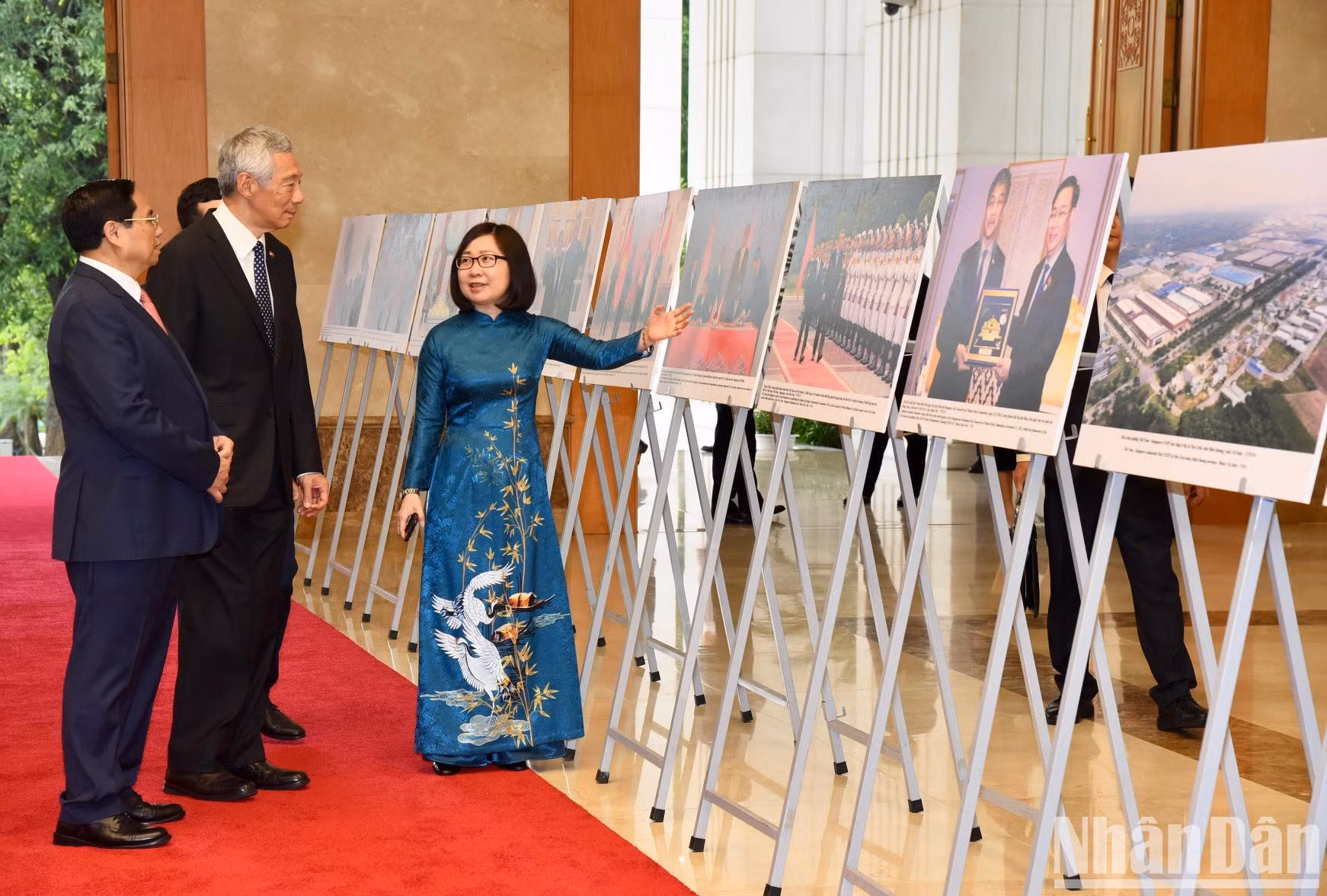 Ambos primeros ministros visitan una exposición fotográfica sobre las relaciones entre los dos países.