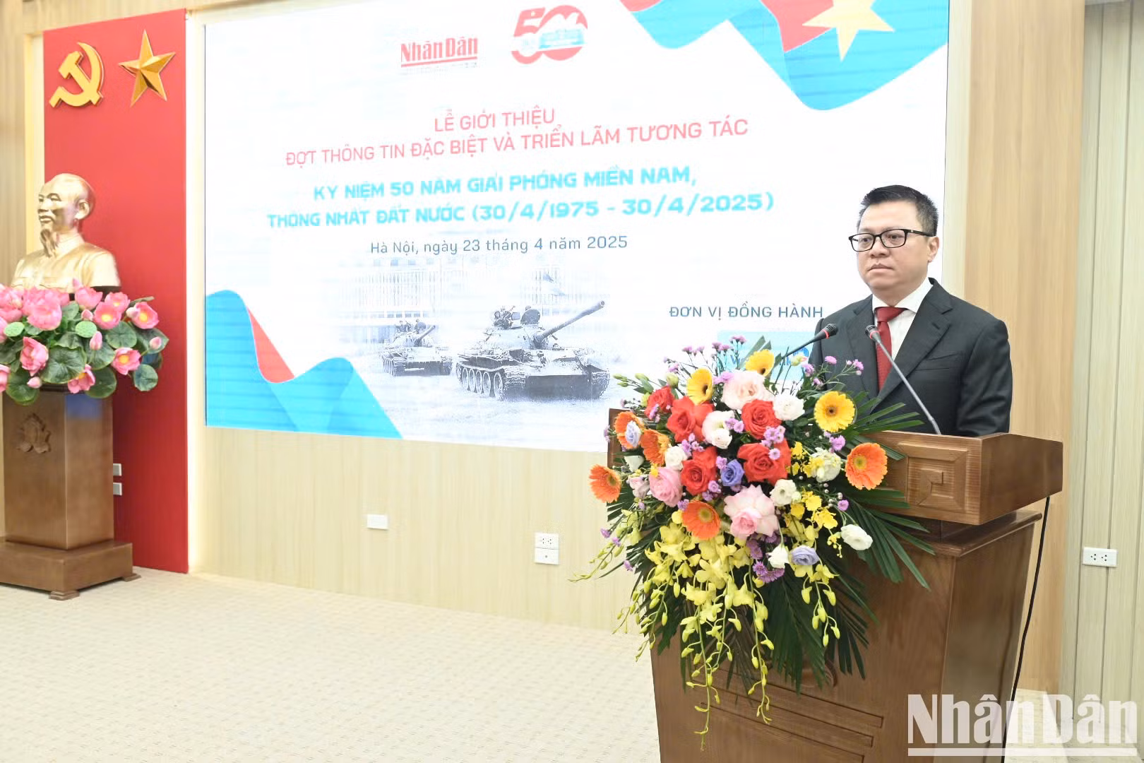 Quoc Minh, presidente-editor del periódico Nhan Dan, habla en el evento.