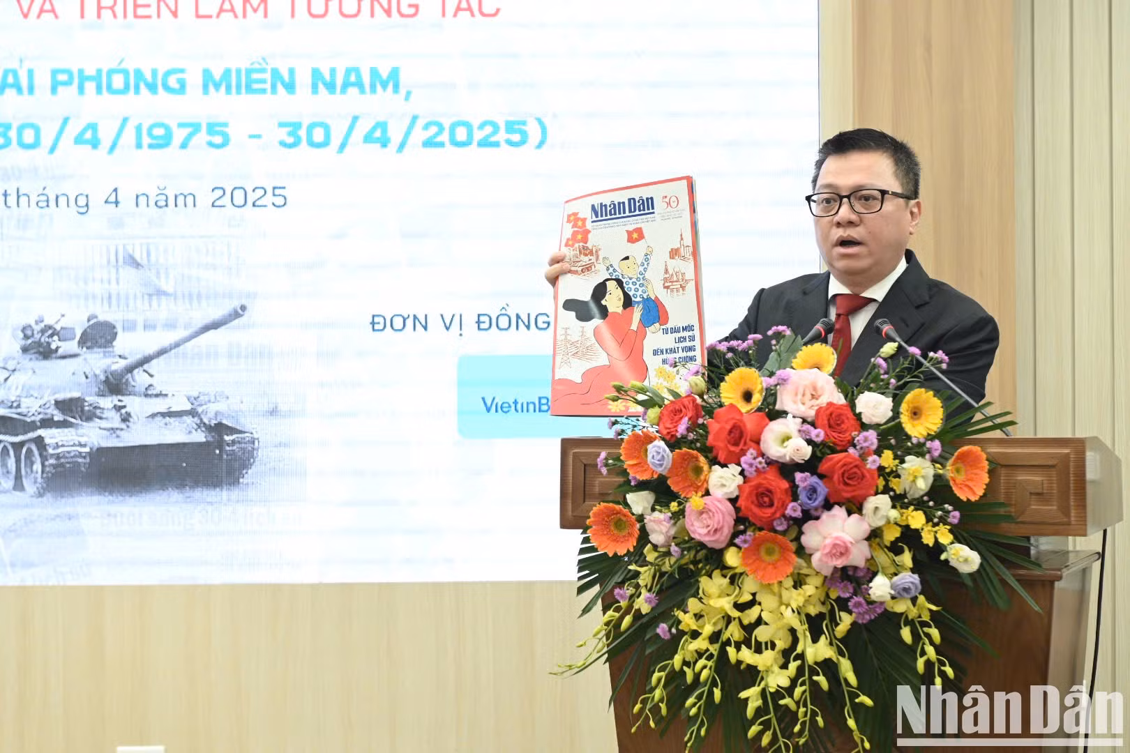 Quoc Minh, presidente-editor del periódico Nhan Dan, presenta la publicación especial.