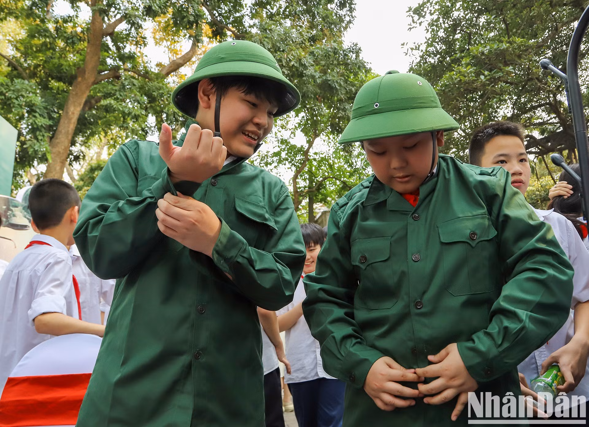 Los estudiantes se prueban los uniformes de los Soldados del Tío Ho.
