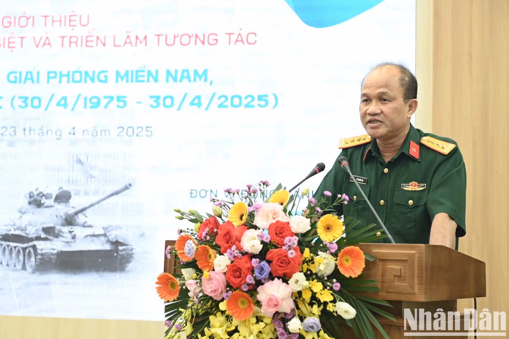 El coronel Le Thanh Bai, subdirector del Instituto de Historia Militar, expresa su orgullo por el hecho de que el periódico Nhan Dan eligiera al instituto como socio de propaganda.