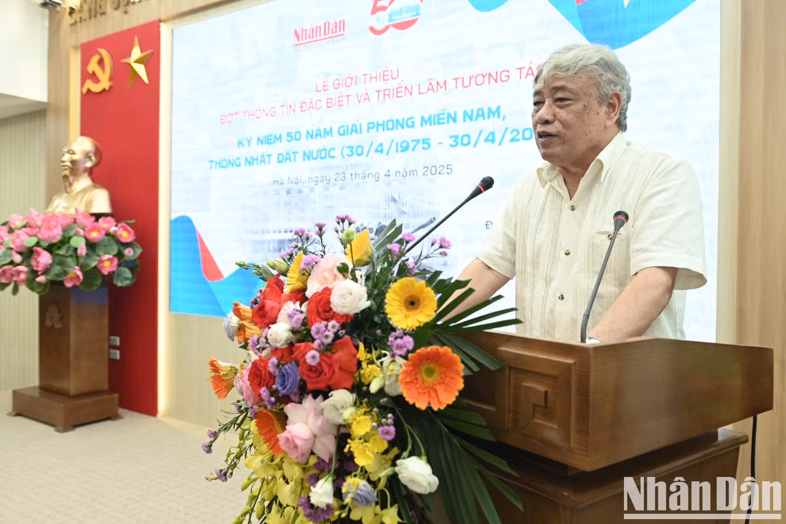 El periodista Tran Mai Huong, exdirector general de la Agencia Vietnamita de Noticias (VNA) y ex corresponsal de guerra de la VNA en la formación del 2.º Ejército, que estuvo presente en el Palacio de la Independencia al mediodía del 30 de abril de 1975, habla en la cita.