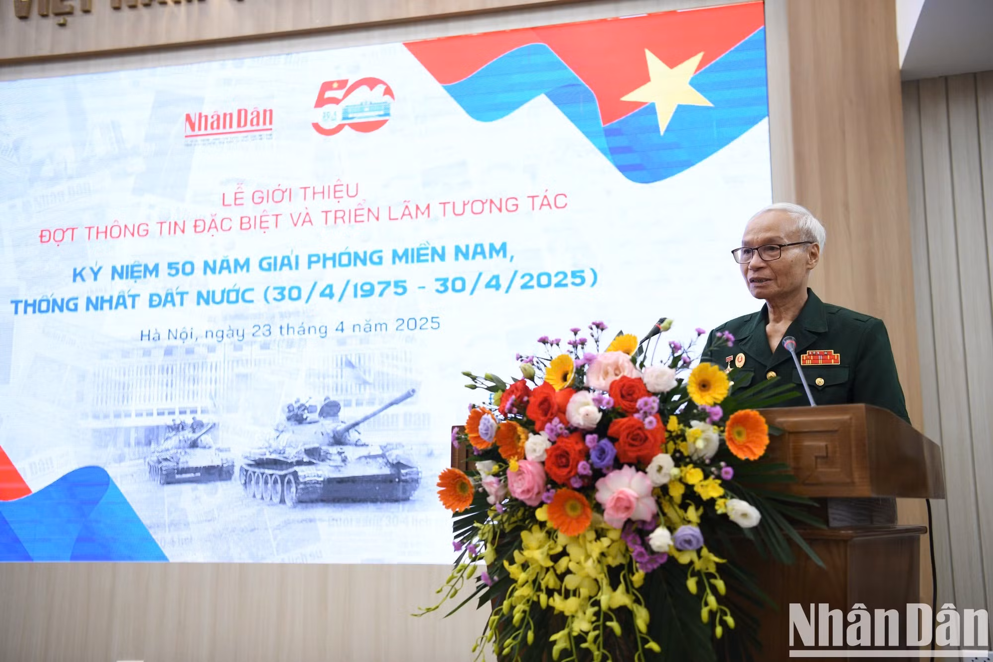 El cabo Lu Van Hoa, que conducía el tanque T54B 843 que se estrelló contra la puerta lateral del Palacio de la Independencia, compartió sus recuerdos en el evento.