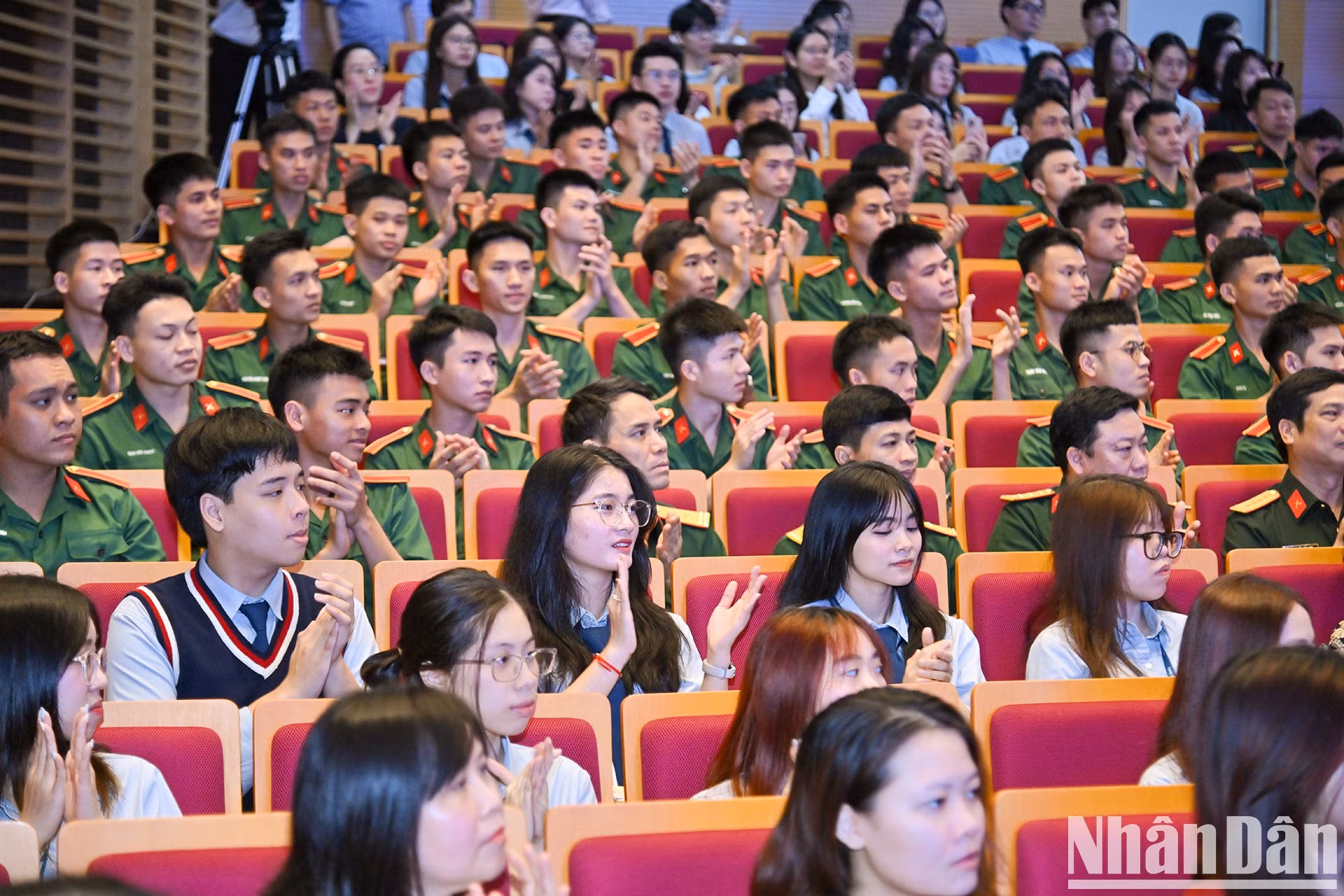 El evento atrae la atención de numerosos jóvenes vietnamitas. El evento atrae la atención de numerosos jóvenes vietnamitas.