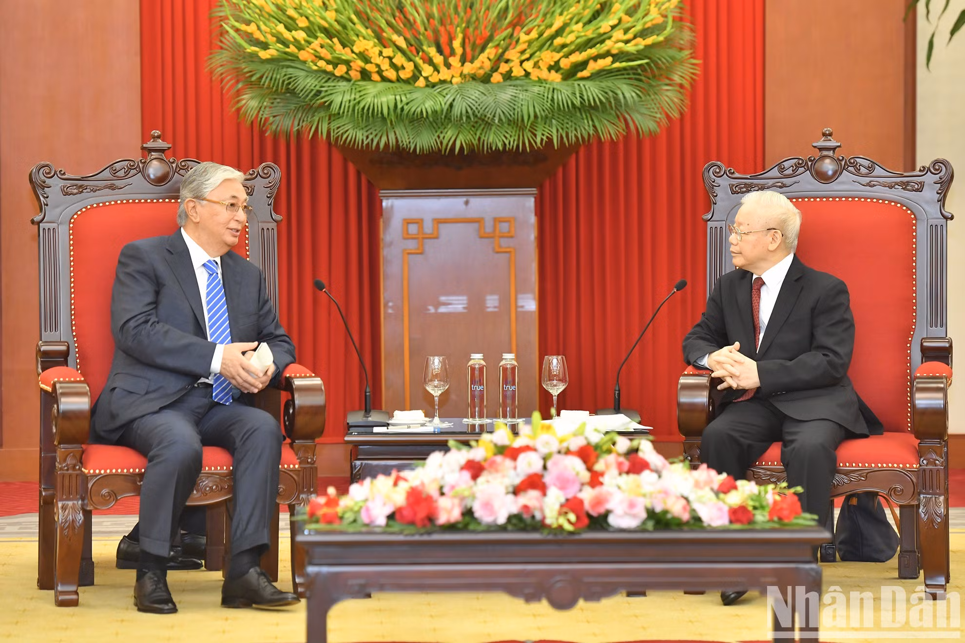 El secretario general del Partido Comunista de Vietnam, Nguyen Phu Trong, y el presidente de Kazajstán, Kassym-Jomart Tokayev.
