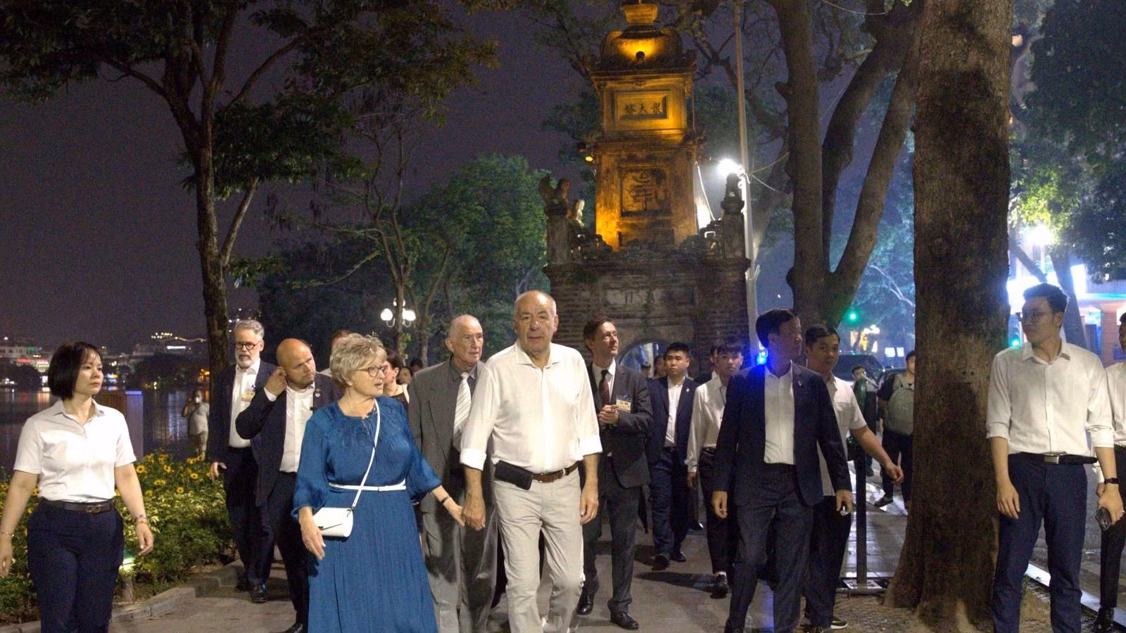 [Foto] Presidente húngaro y su esposa pasean por el lago Hoan Kiem