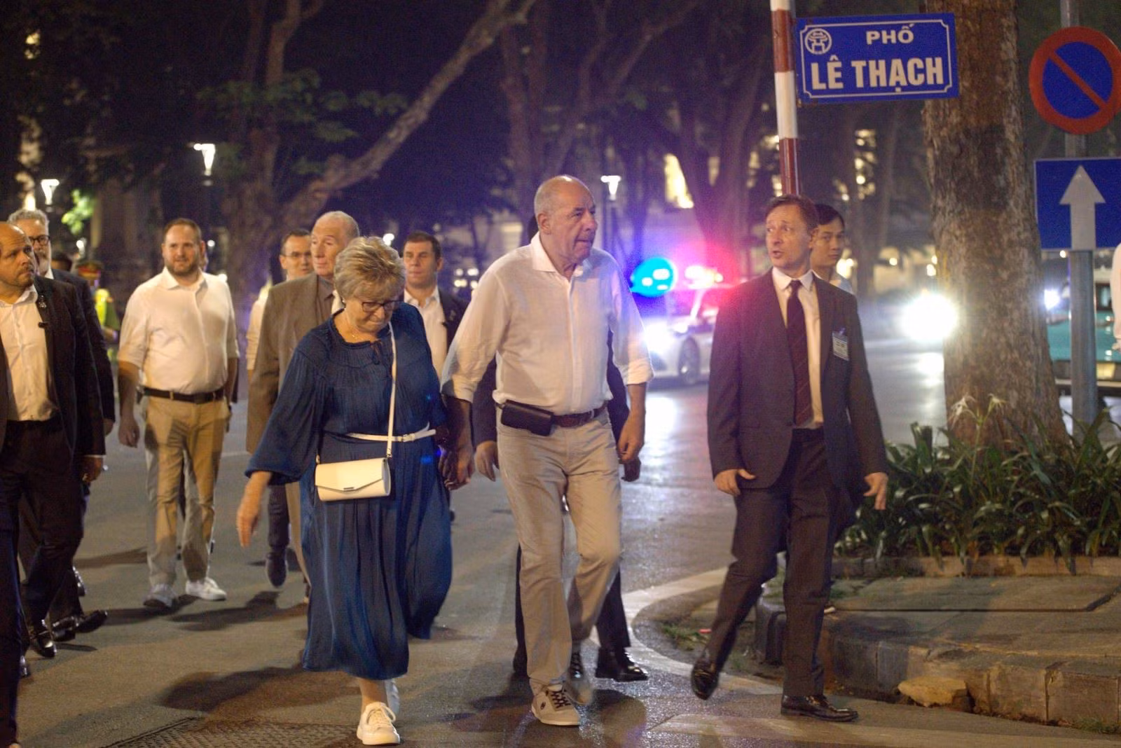 La pareja pasea por la calle Le Thach.