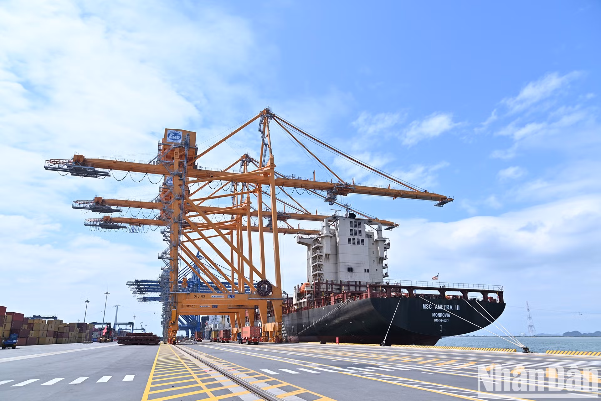 En la terminal internacional de contenedores No. 3 y 4 Lach Huyen, puerto de Hai Phong.