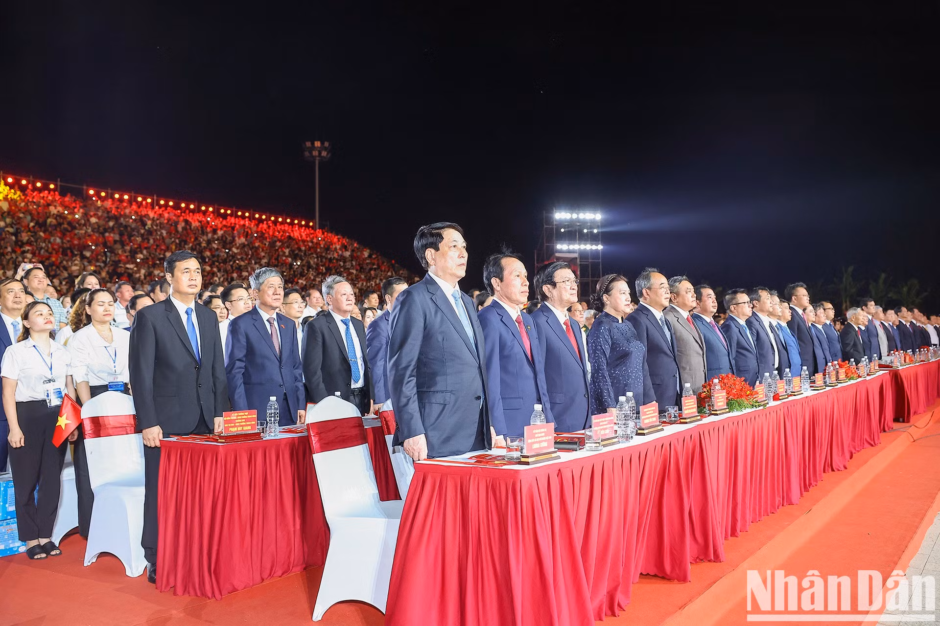 Los delegados saludan a la bandera nacional.