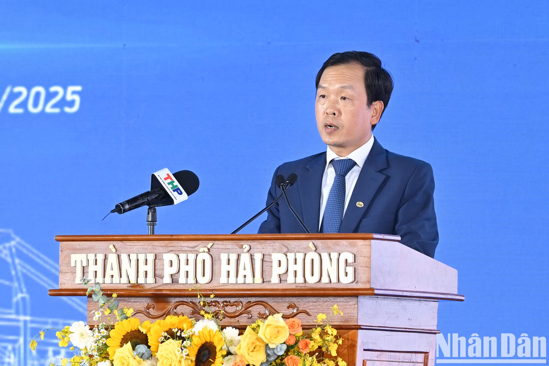El presidente de la Junta Directiva de la Sociedad Anónima del Puerto de Hai Phong, Le Hong Minh, habla en la ceremonia.