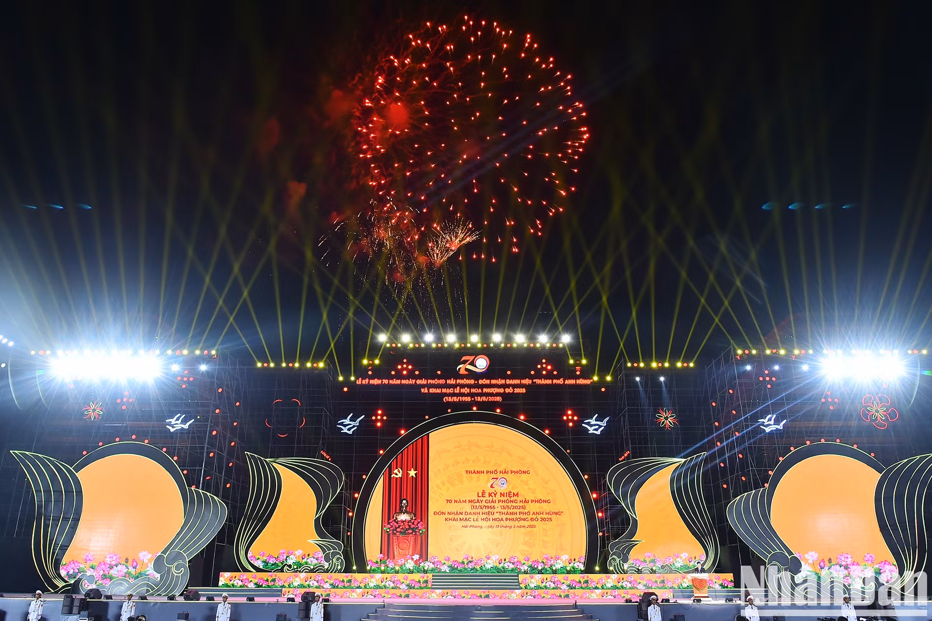 Brillantes fuegos artificiales en la gran festividad de la ciudad de Hai Phong.