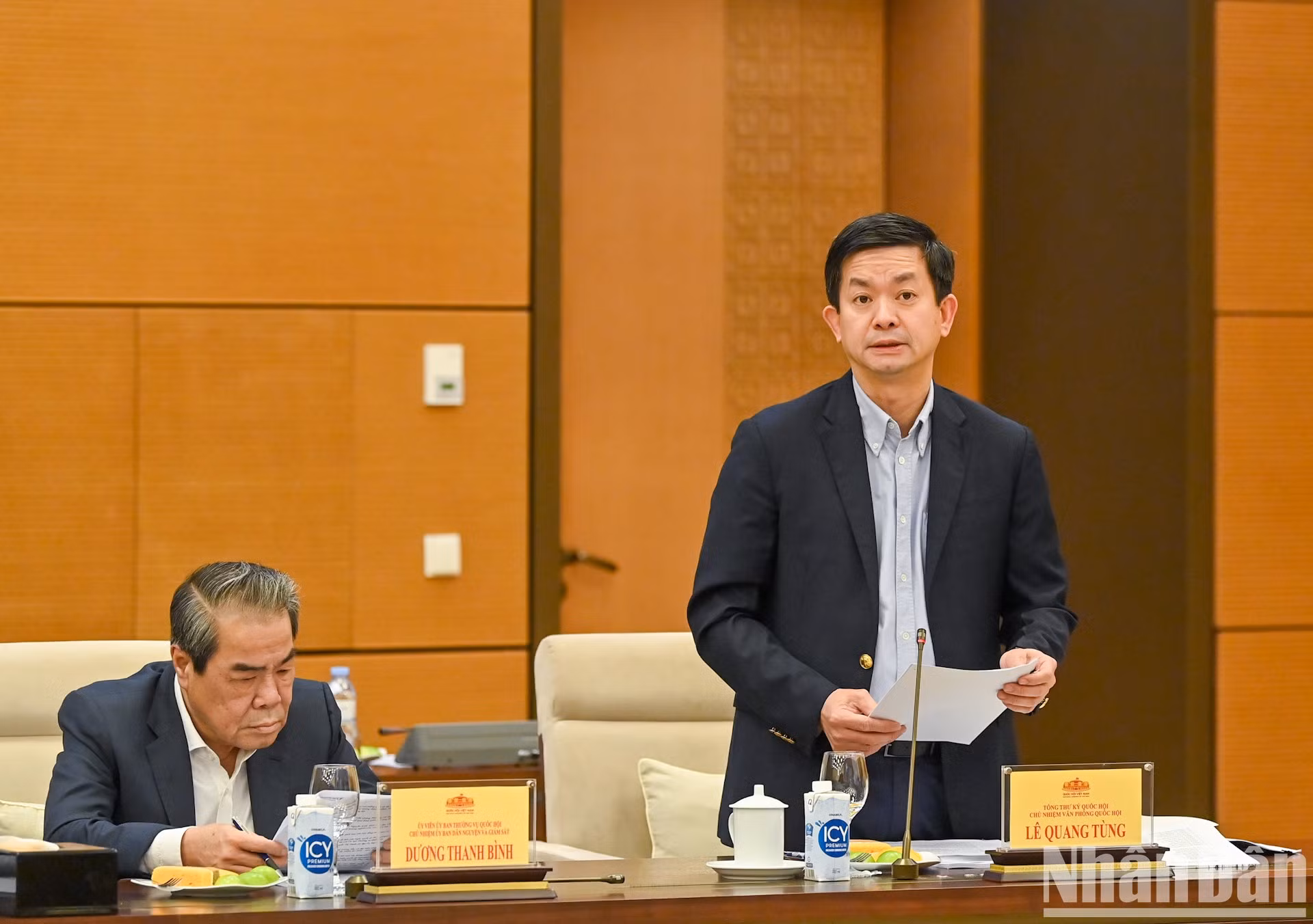 El secretario general de la Asamblea Nacional y jefe de la Oficina Parlamentaria, Le Quang Tung, habla en el evento.