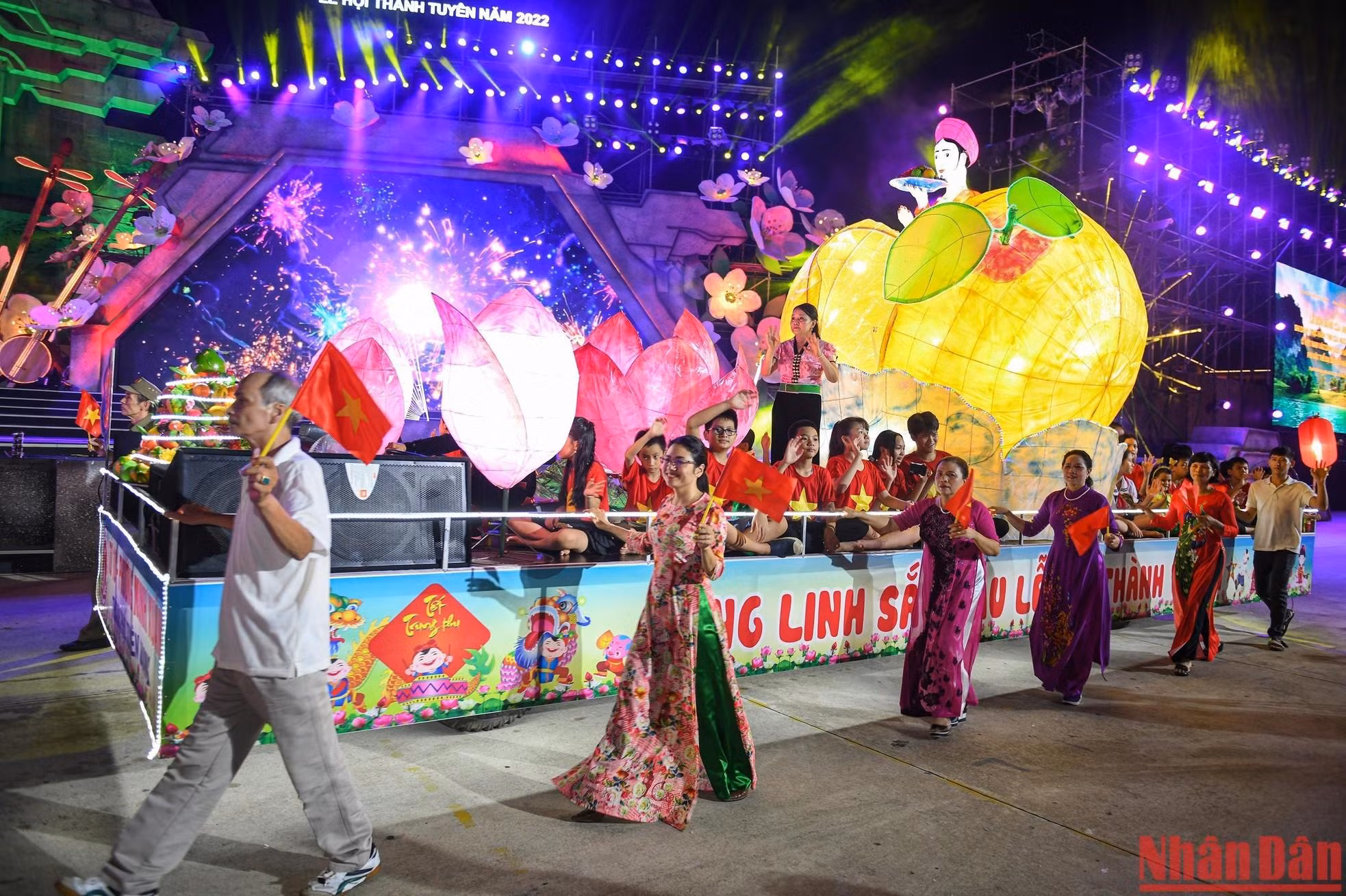 Multicolores farolillos con diversas formas basados en cuentos populares de Vietnam.