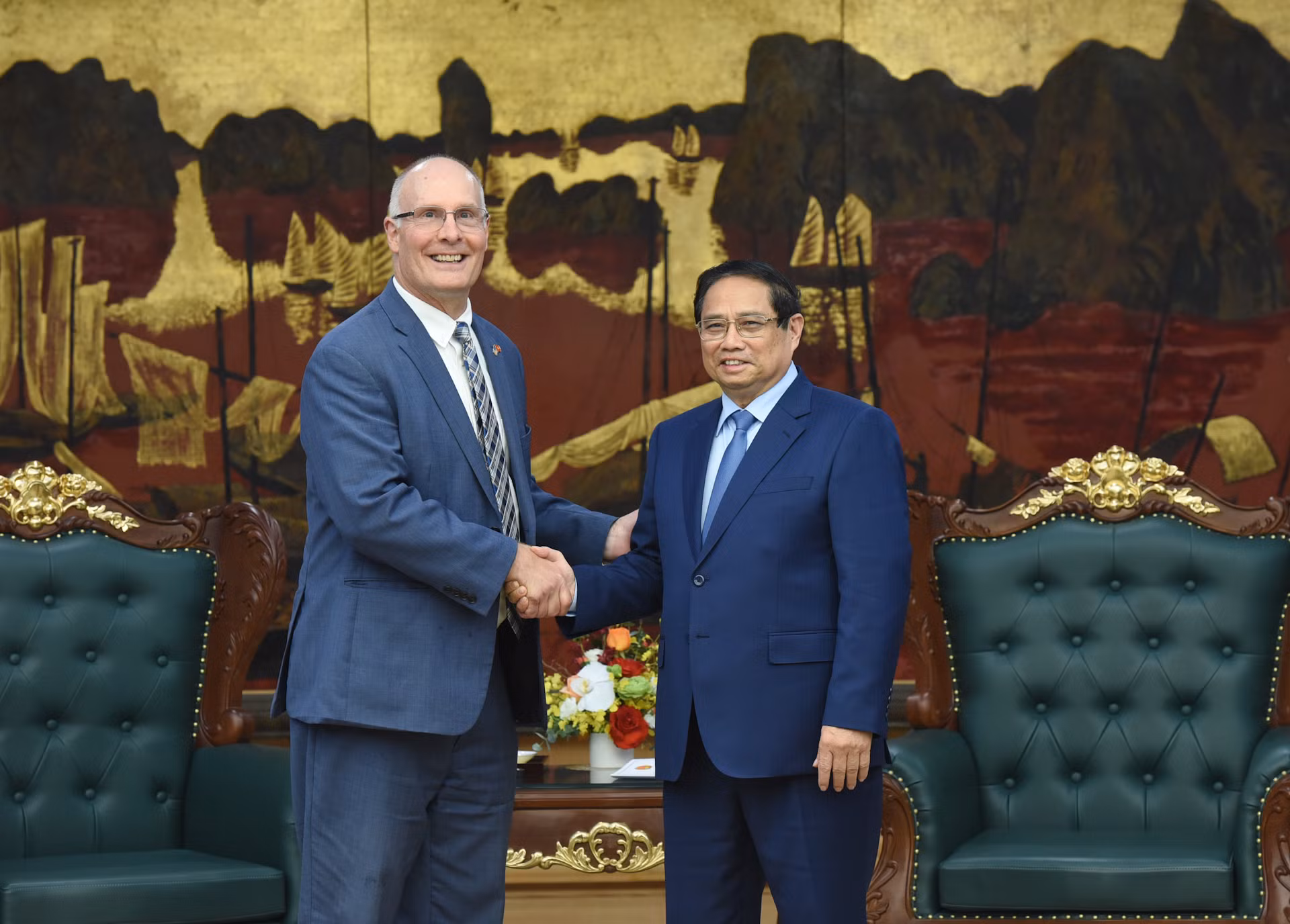 El primer ministro vietnamita, Pham Minh Chinh, recibe a John Moolenaar, congresista por Michigan y miembro del Comité de Asignaciones.