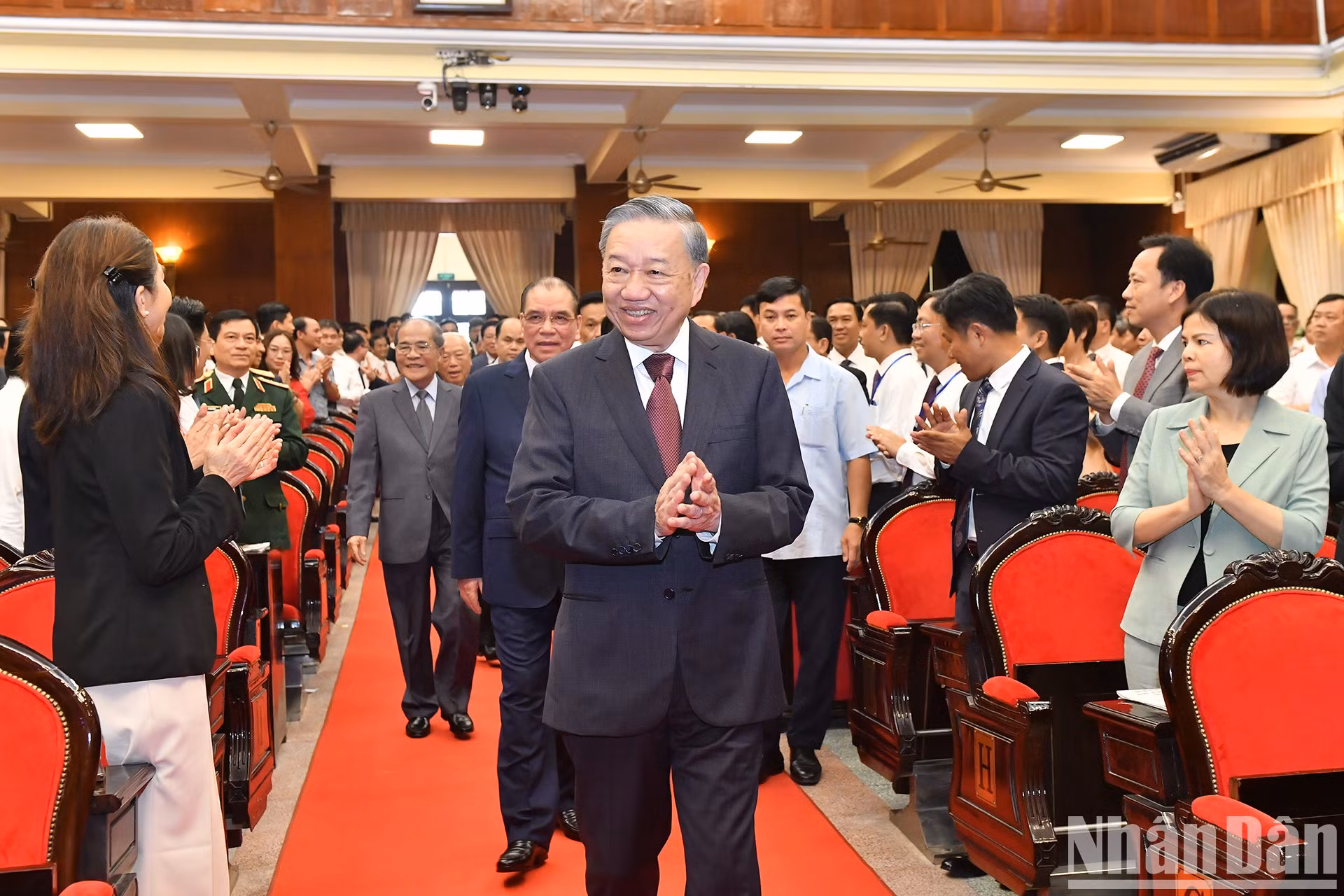 El secretario general del Partido Comunista de Vietnam y presidente del país, To Lam, asiste a la cita.