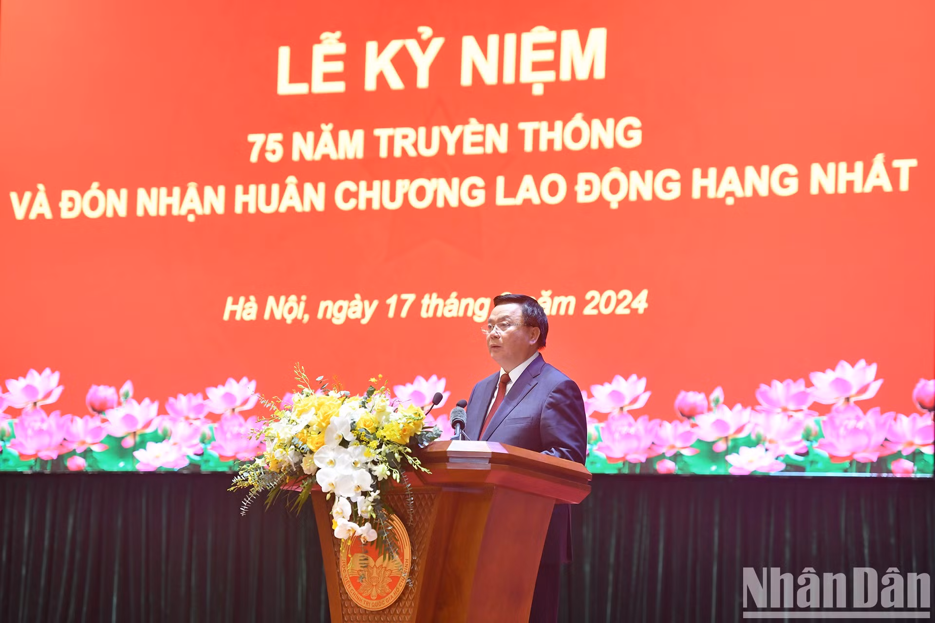 Nguyen Xuan Thang, director de la Academia Nacional de Política Ho Chi Minh y presidente del Consejo Teórico Central, habla en el evento.