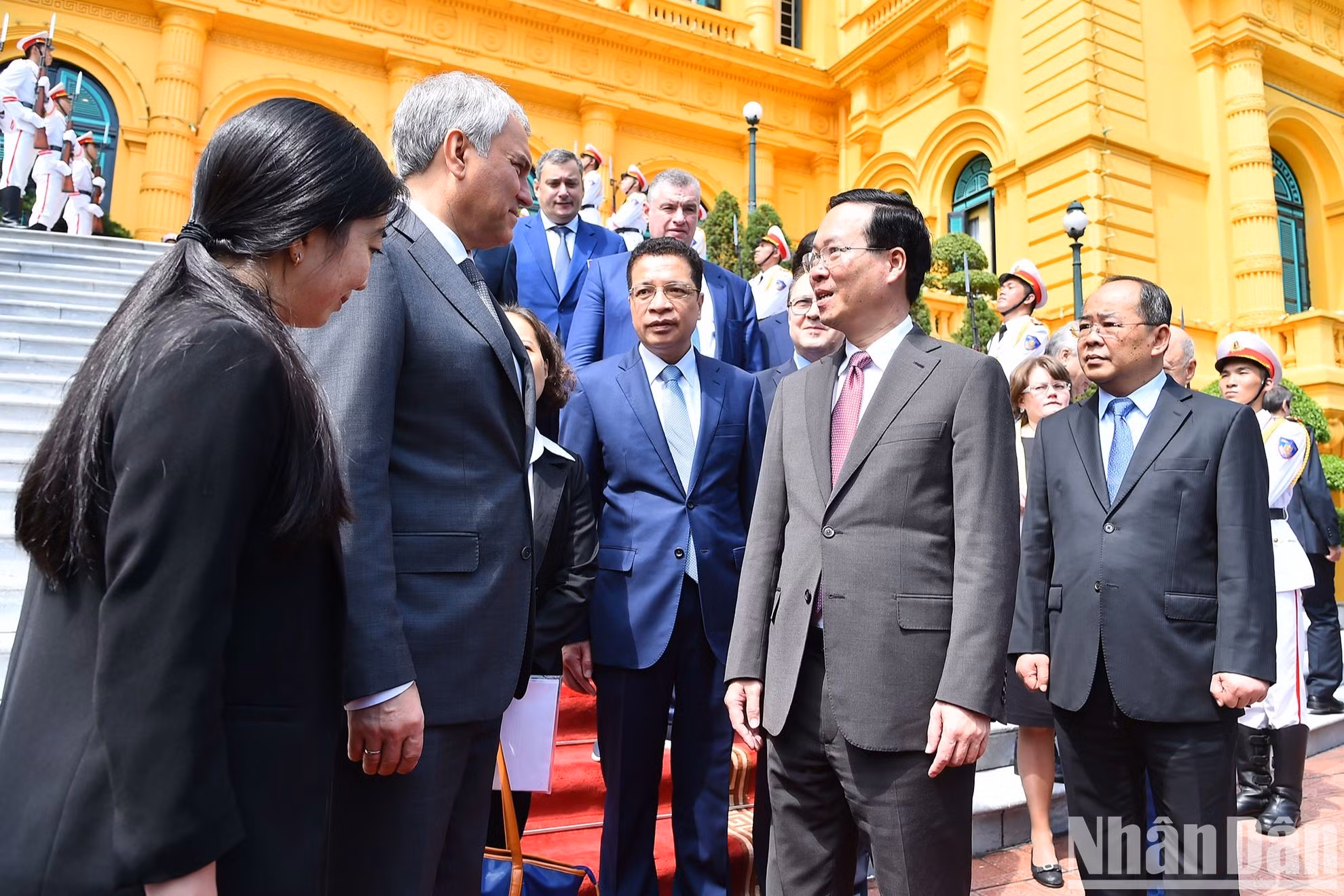 El presidente vietnamita y el visitante ruso después de la reunión. El presidente vietnamita y el visitante ruso después de la reunión.