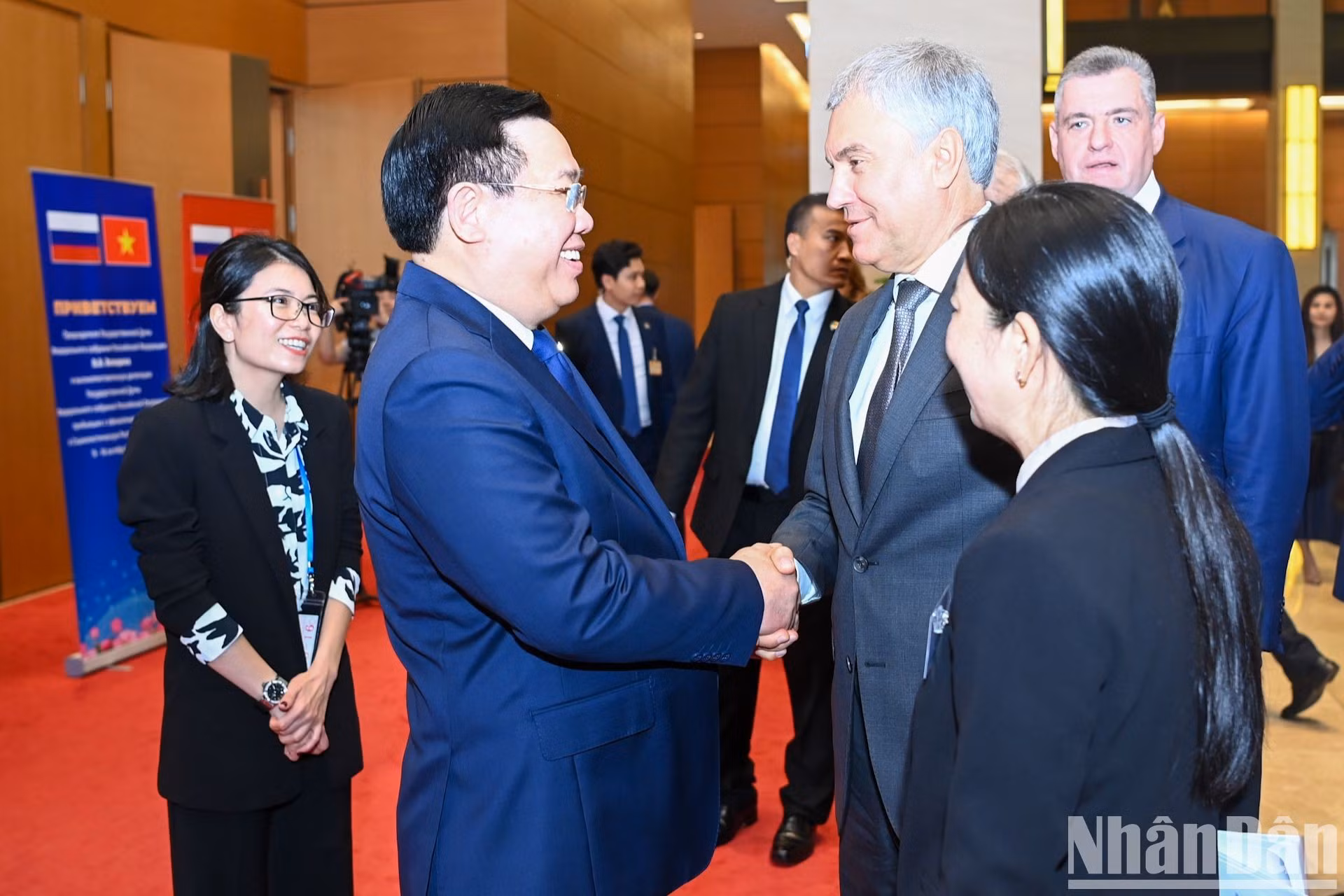 Dinh Hue recibe al visitante ruso. Dinh Hue recibe al visitante ruso.