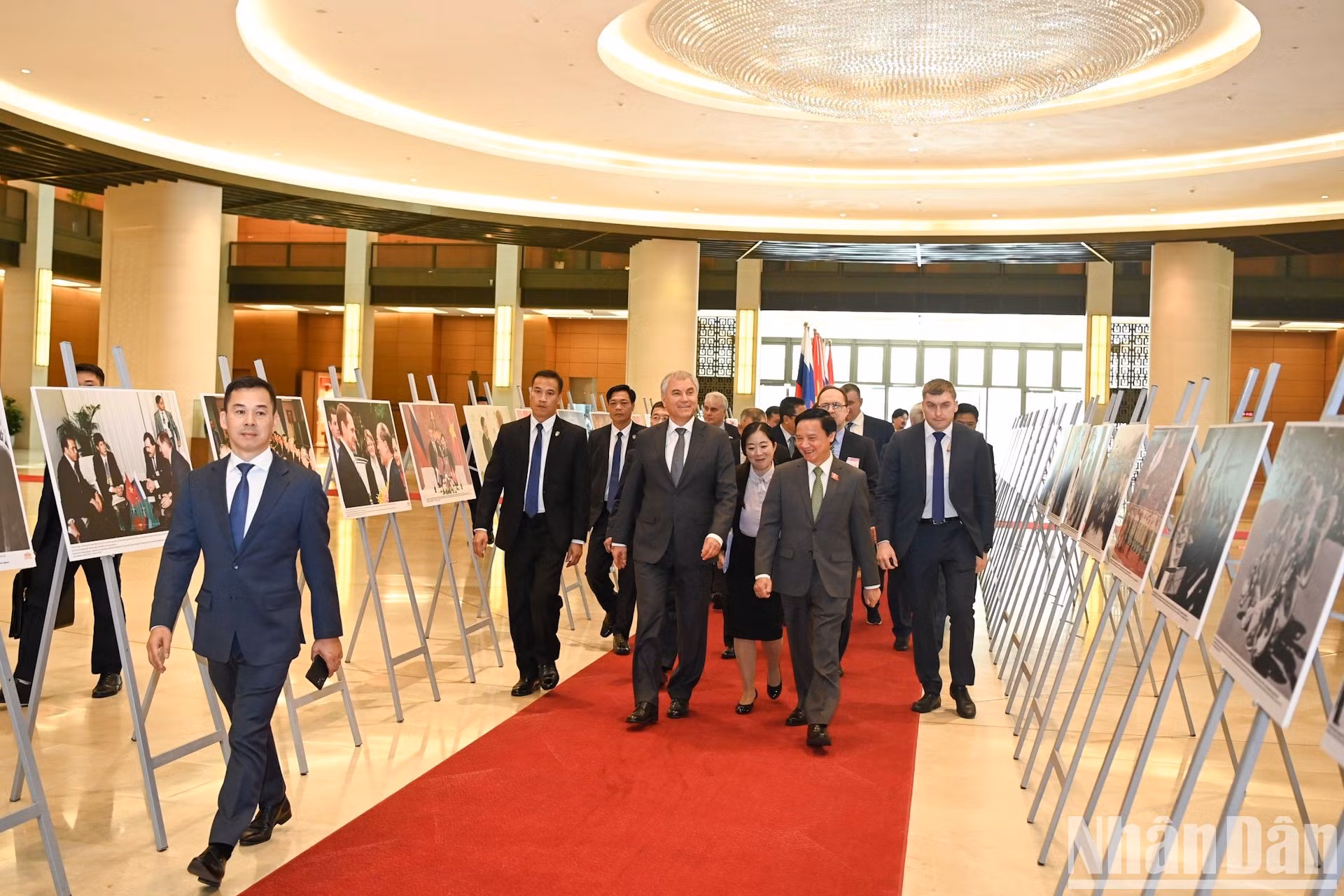 Volodin y su comitiva llegan a la reunión. Volodin y su comitiva llegan a la reunión.