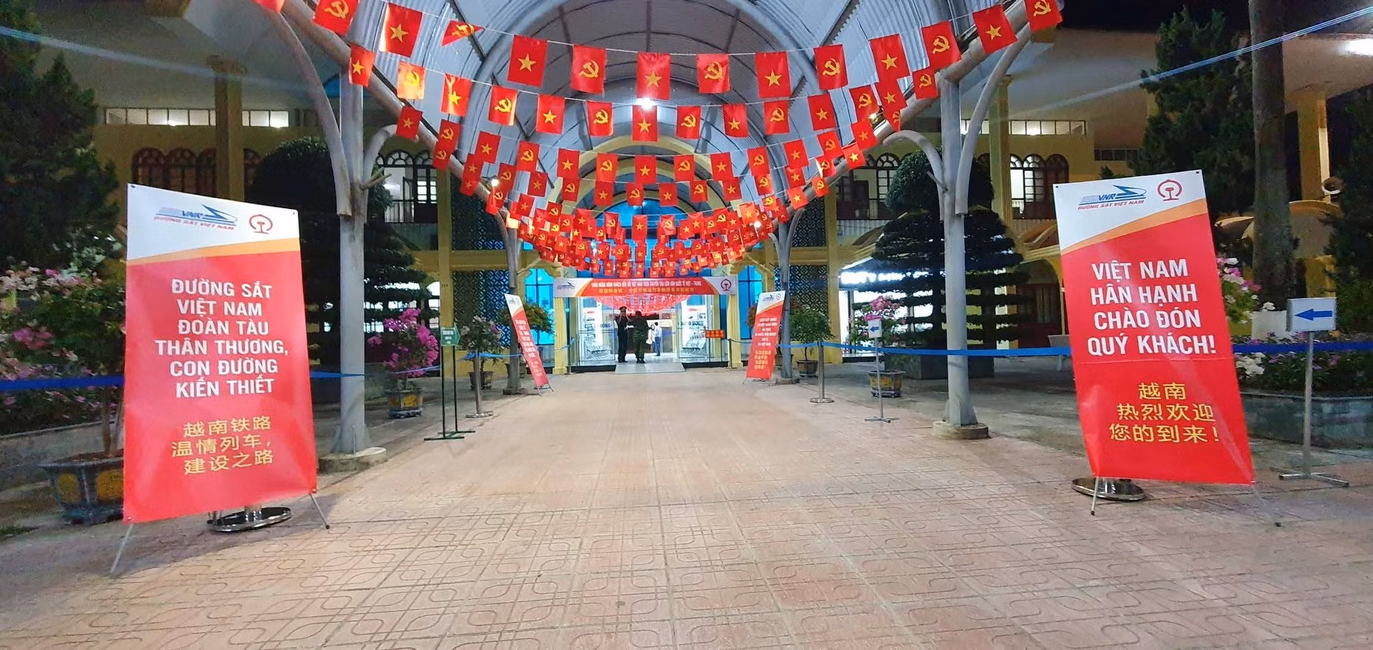El andén, engalanado con banderines y carteles de gran tamaño, está listo para recibir a los primeros visitantes del servicio transfronterizo con China en cinco años.