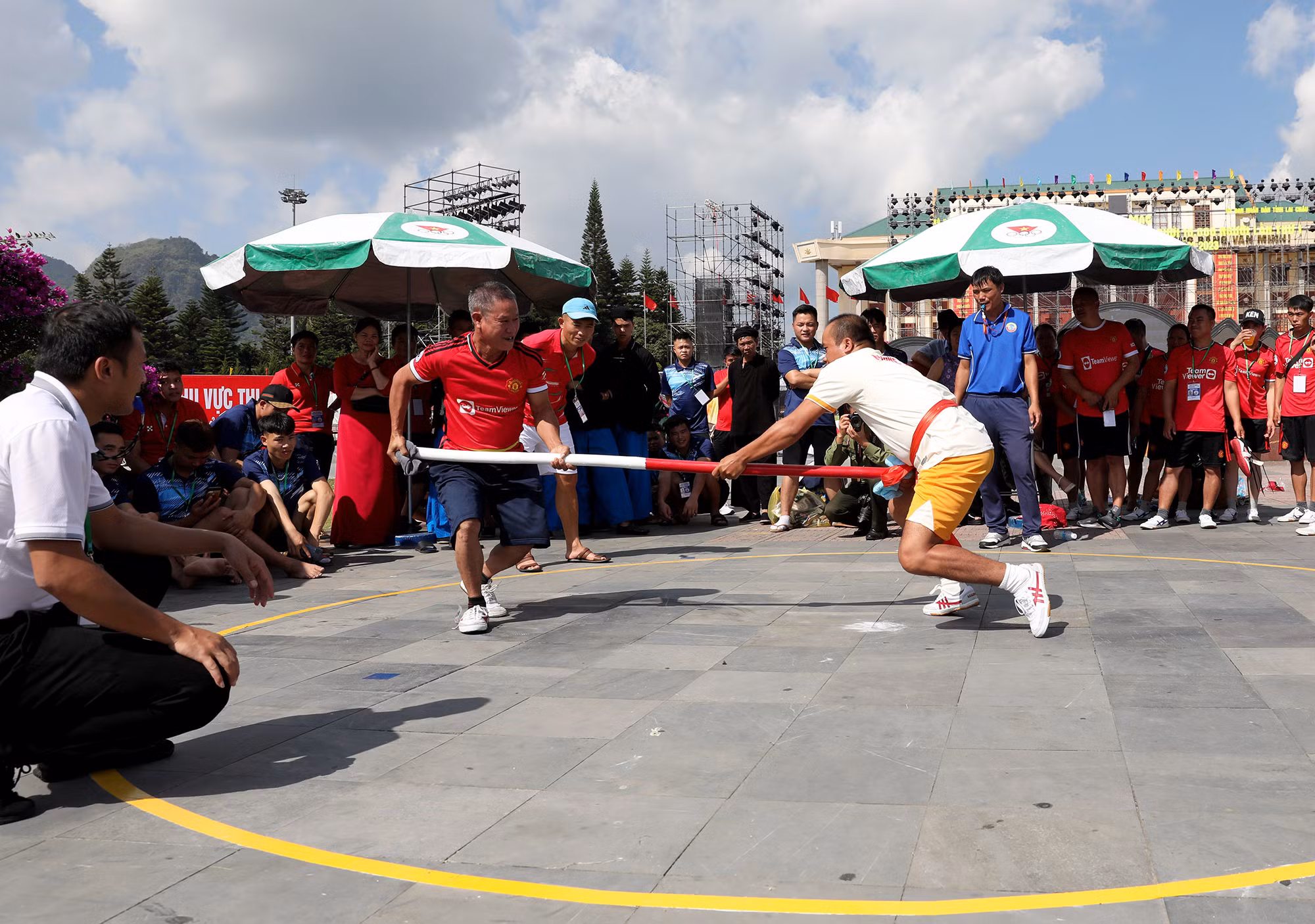 Se celebran juegos folklóricos en el festival.