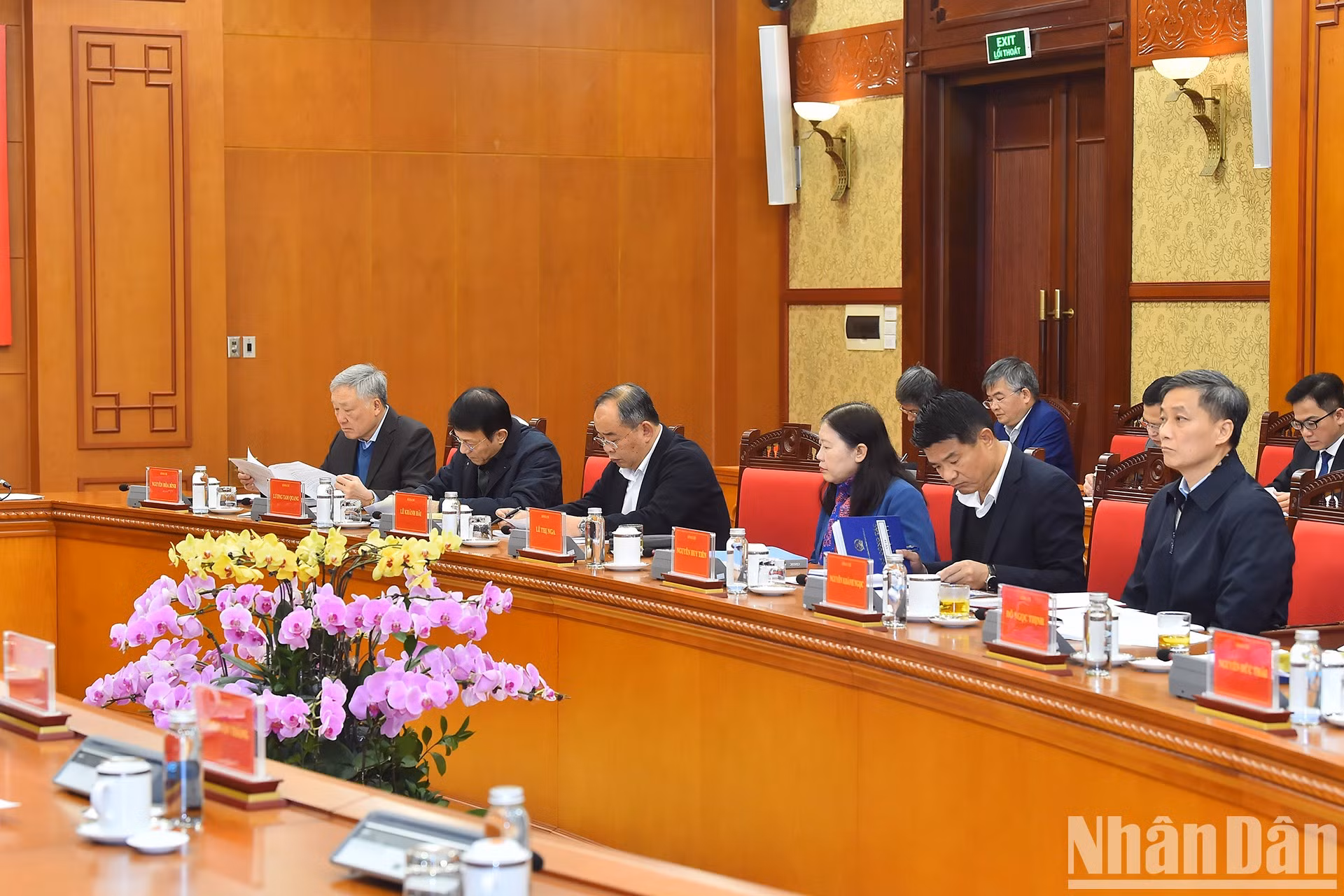 El miembro del Buró Político, viceprimer ministro permanente, Nguyen Hoa Binh, con otros asistentes al evento.
