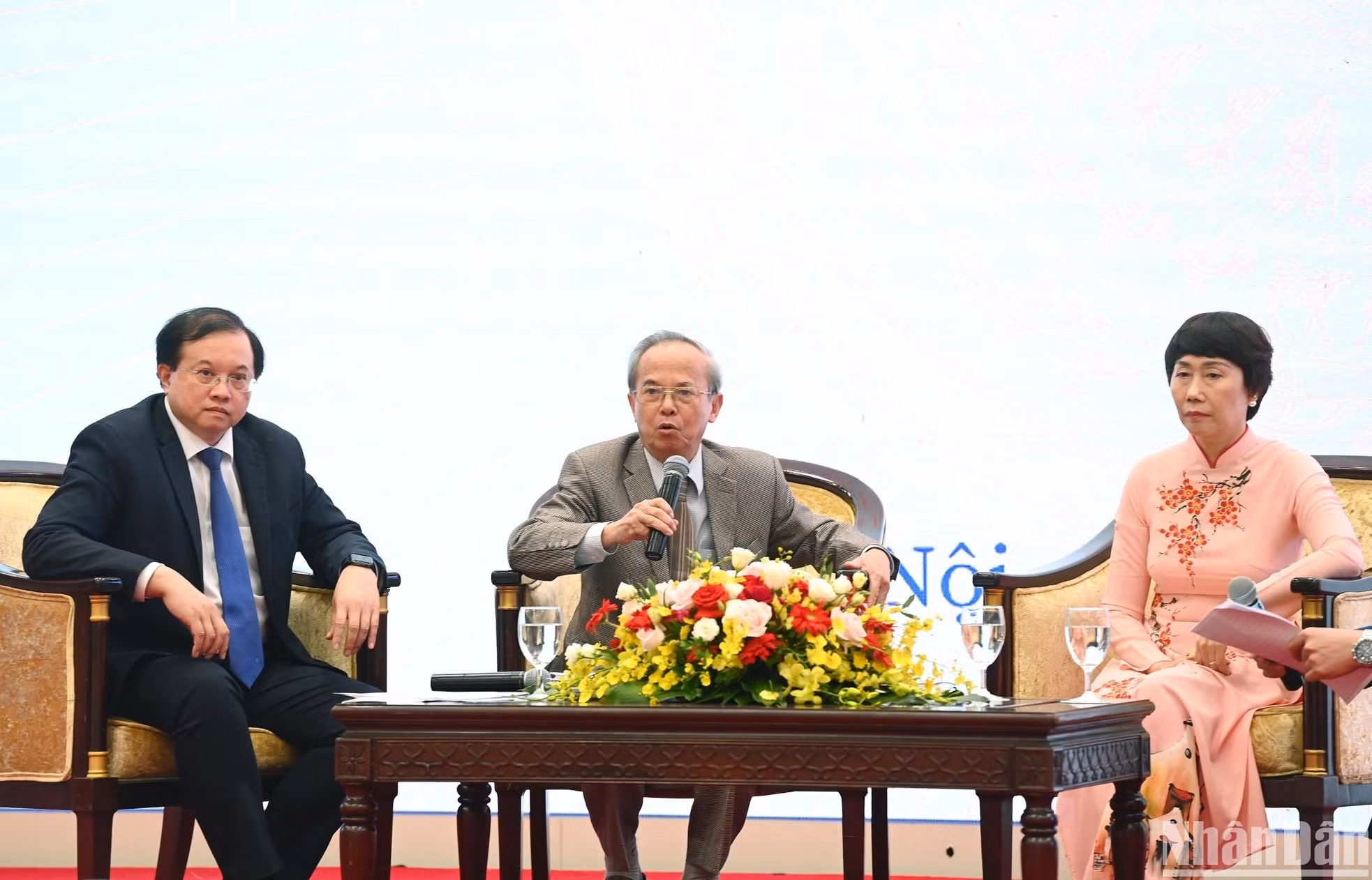 El profesor y doctor Dinh Xuan Dung, ex vicepresidente encargado del Consejo Central de Teoría y Crítica de Literatura y Artes, responde a las preguntas de los asistentes.