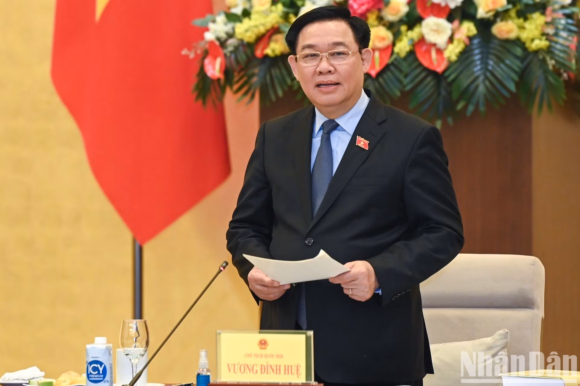 Vuong Dinh Hue, presidente de la Asamblea Nacional, habla en la reunión.