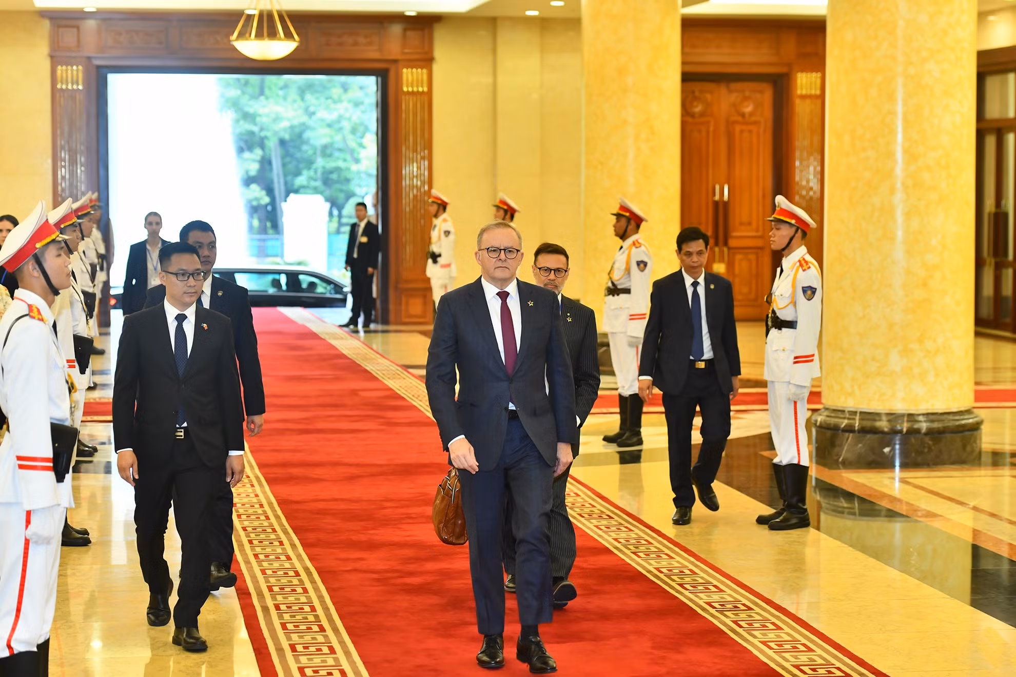 El primer ministro australiano, Anthony Albanese, y su comitiva llegan a la sede del Comité Central del Partido Comunista de Vietnam.