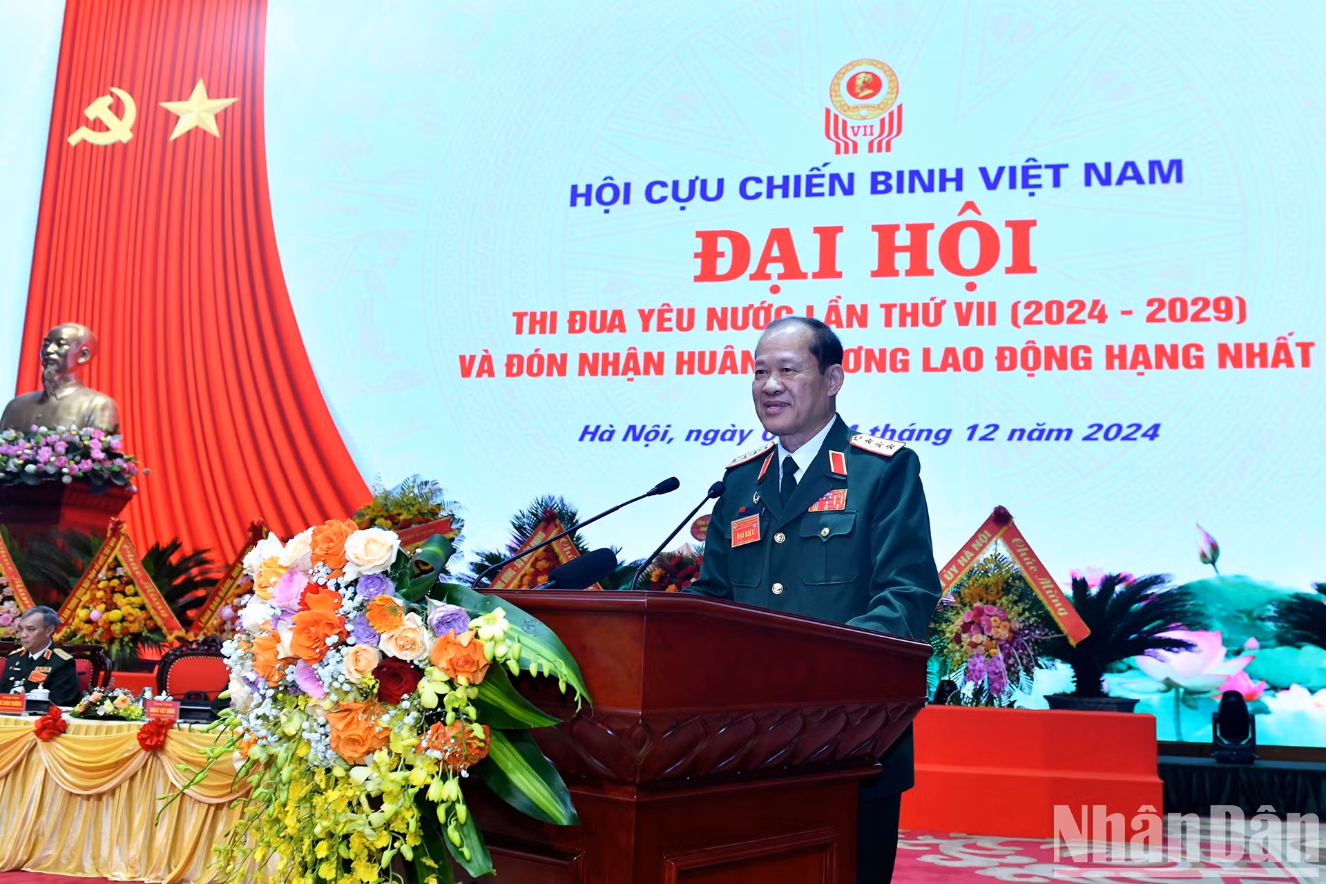 El teniente general Be Xuan Truong, presidente de la Asociación de Veteranos de Vietnam, habla en el evento.