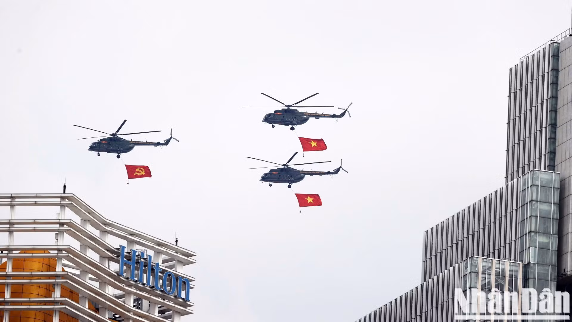Fuerza aérea ensaya el izamiento de la bandera en el cielo de Ciudad Ho Chi Minh