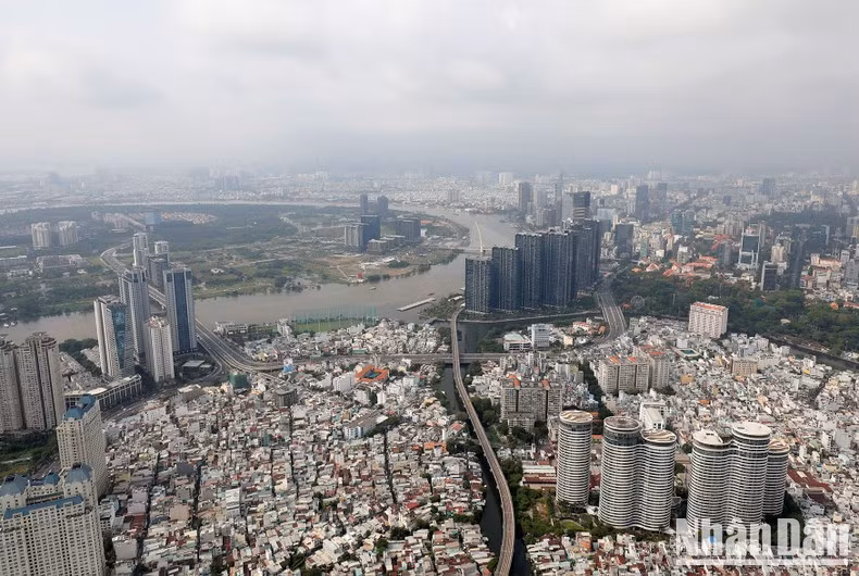 Ciudad dinámica con muchas obras modernas.
