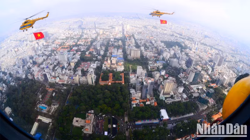 Aviones con la bandera del Partido y la bandera nacional sobrevolando el Palacio de la Independencia.