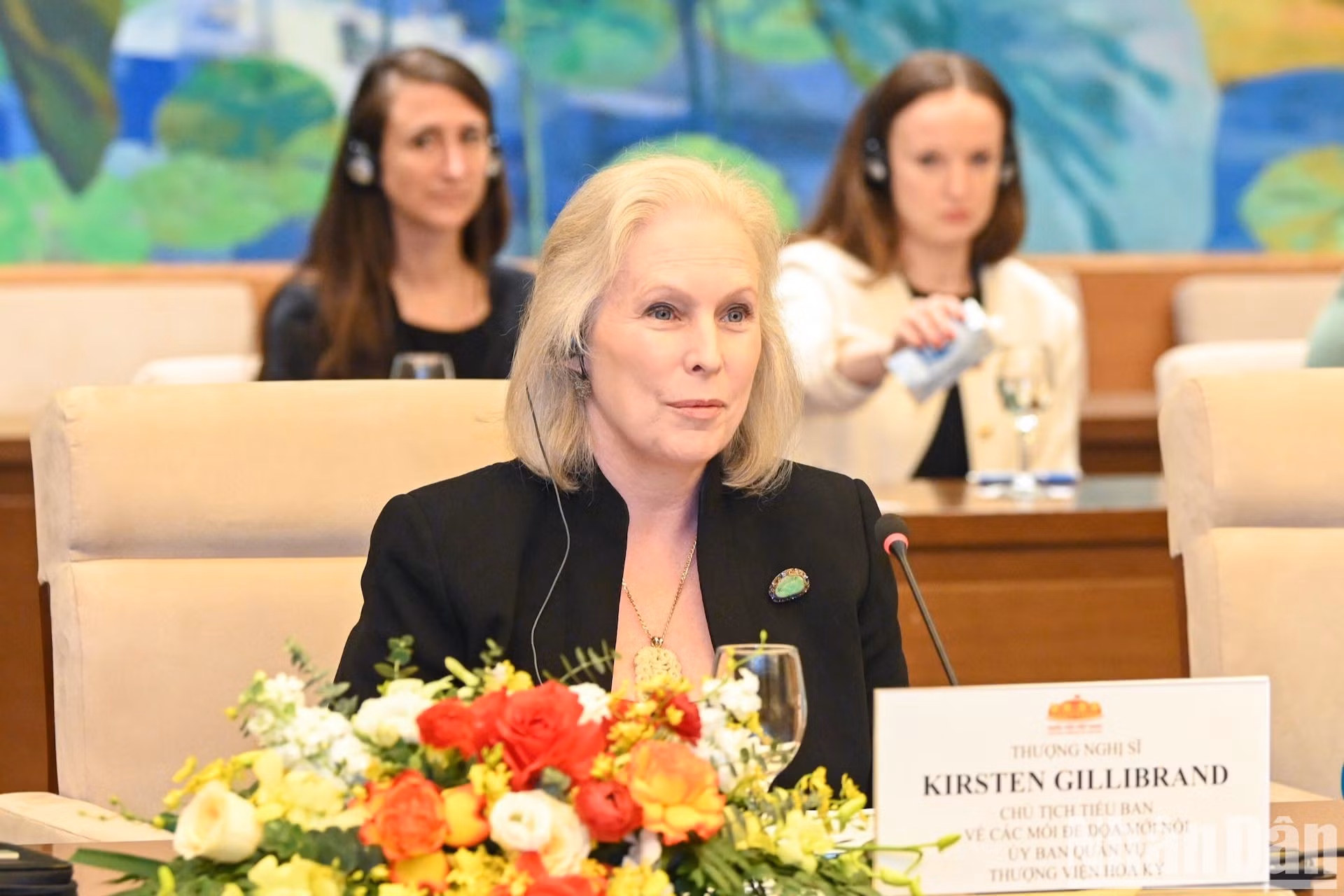 La senadora Kirsten Gillibrand habla en el encuento.