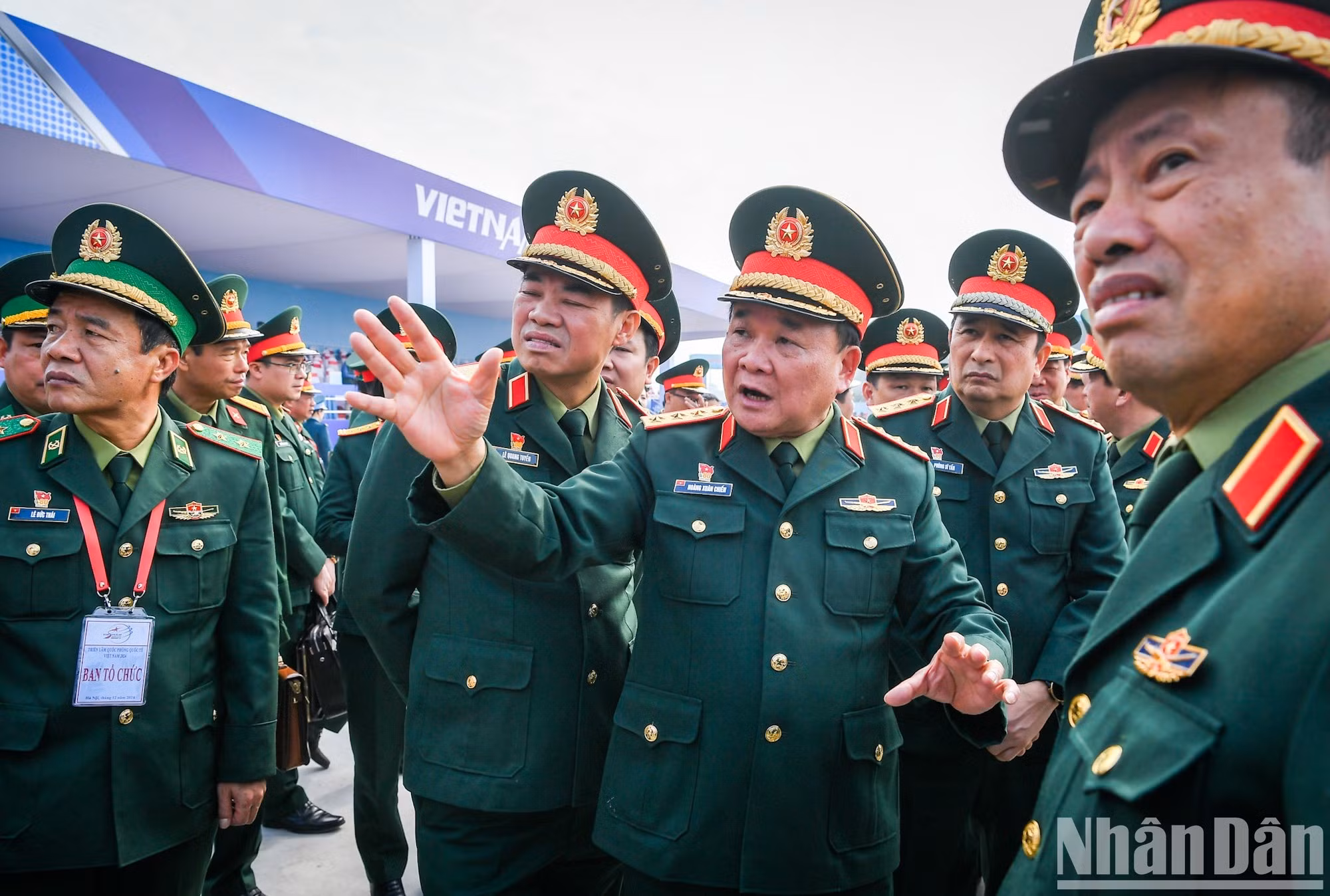 El teniente general Hoang Xuan Chien, miembro del Comité Central del Partido, miembro permanente de la Comisión Militar Central y viceministro de Defensa, preside la ceremonia.
