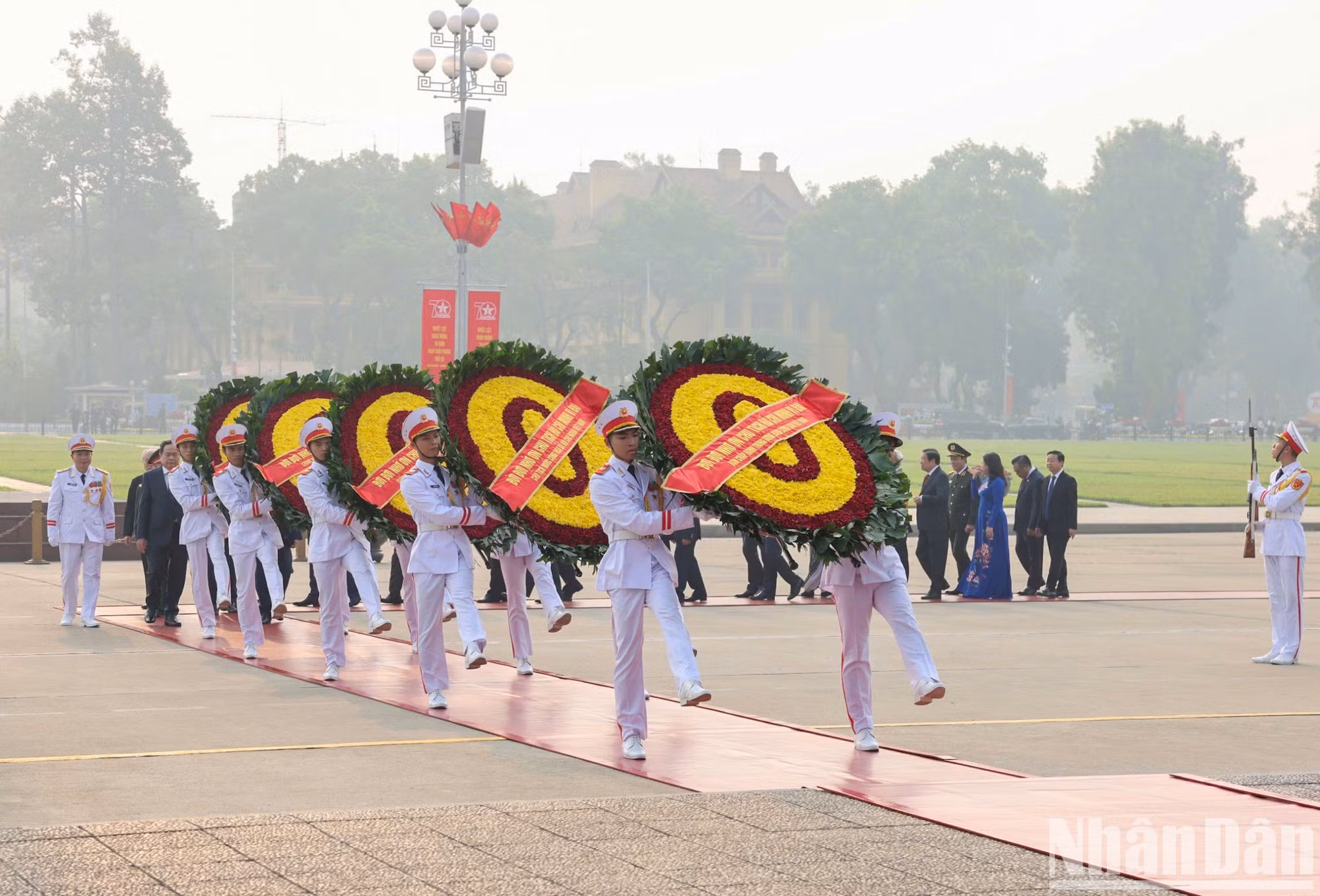 La corona que se ofrece al altar lleva la frase: "Infinita gratitud al gran Presidente Ho Chi Minh".