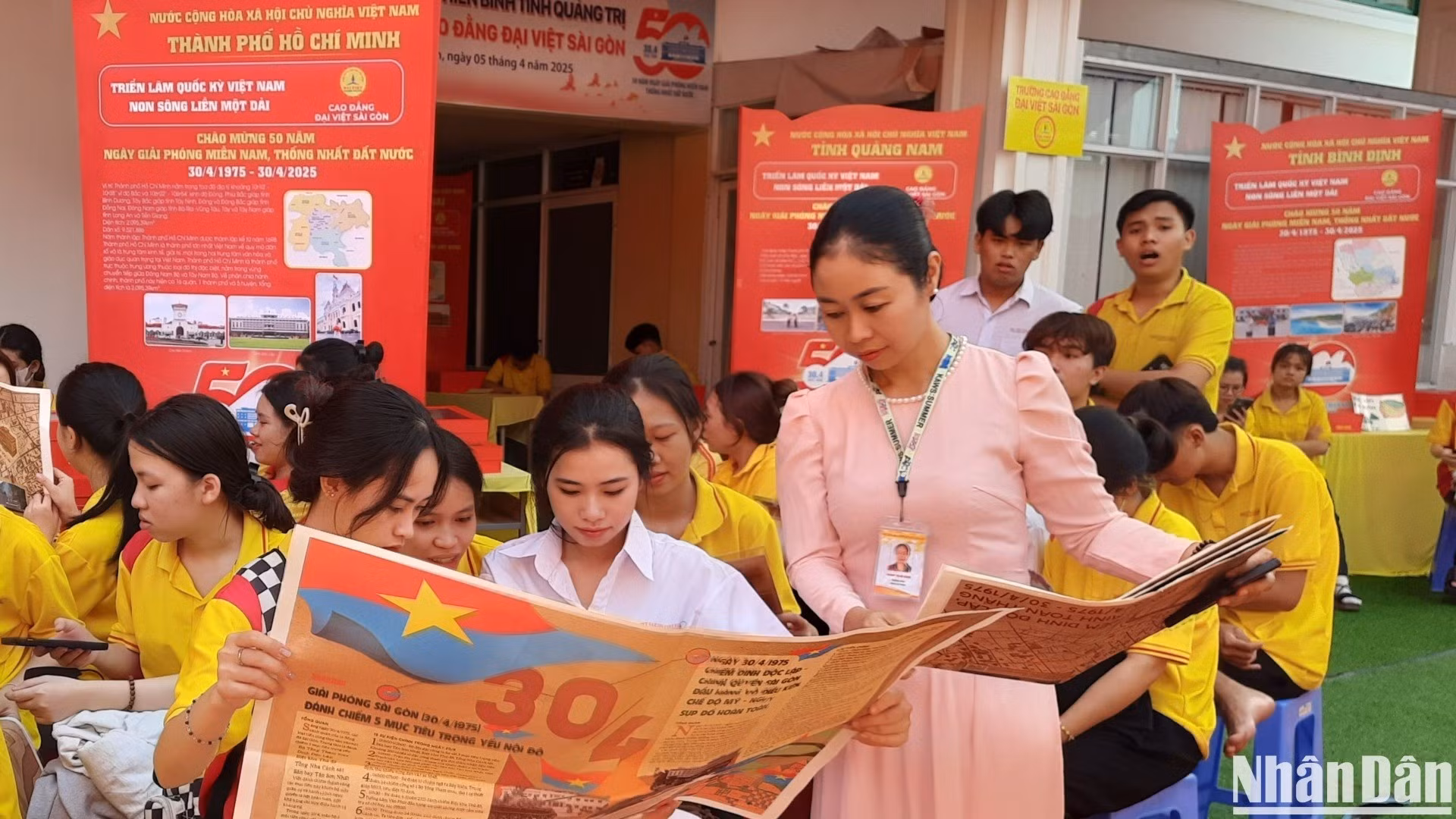 La profesora y los estudiantes del Colegio Dai Viet Saigón exploran la información del suplemento.