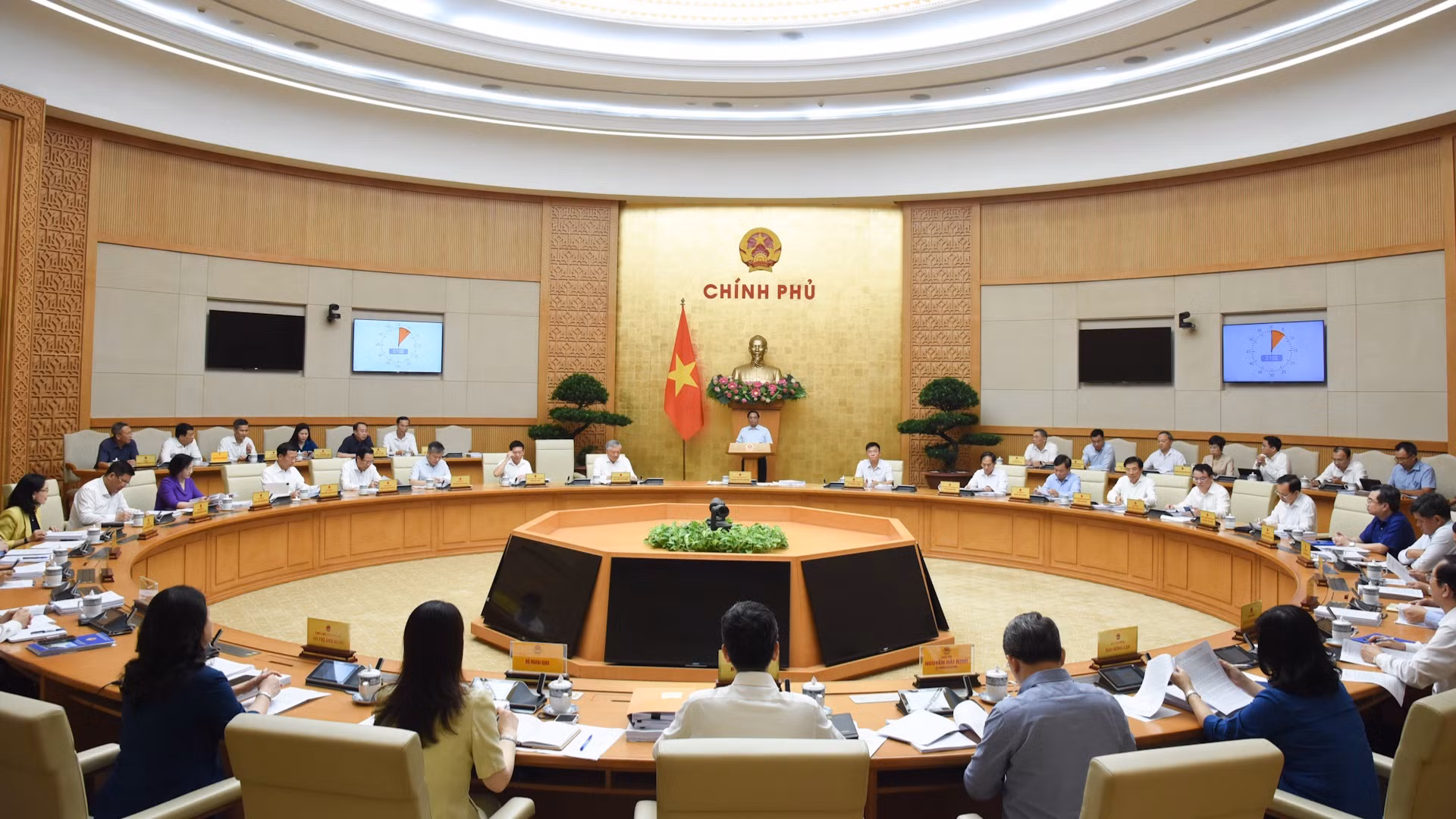 [Foto] Premier vietnamita preside reunión ordinaria del Gobierno 