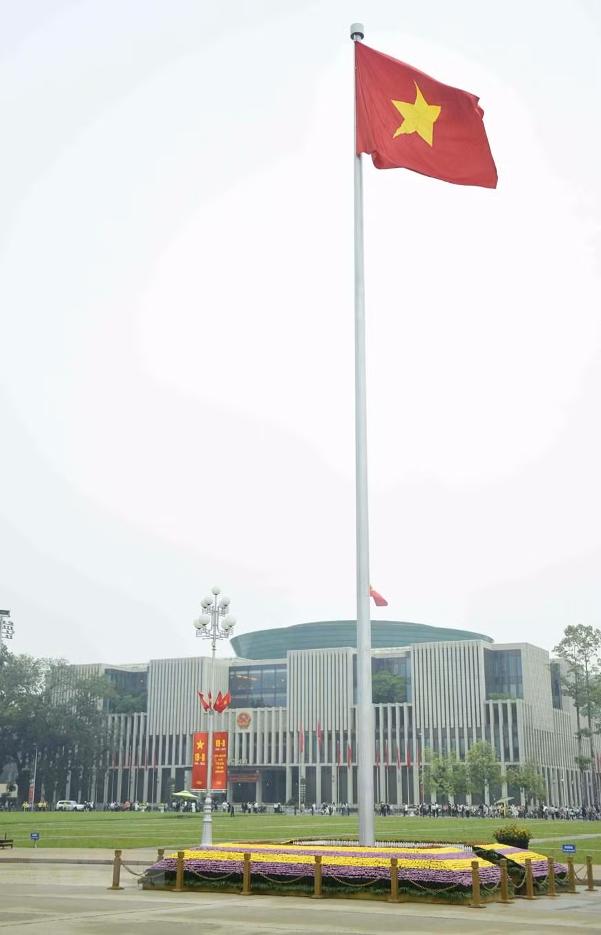 La bandera nacional ondeando en el cielo de la plaza Ba Dinh.
