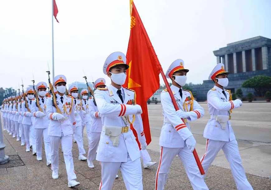 El pelotón está compuesto por 37 soldados, liderado por la Bandera de la Victoria, seguido por otros 34 en representación de los primeros combatientes de la Brigada de Propaganda Armada para la Liberación de Vietnam, precursor del Ejército Popular de Vietnam.