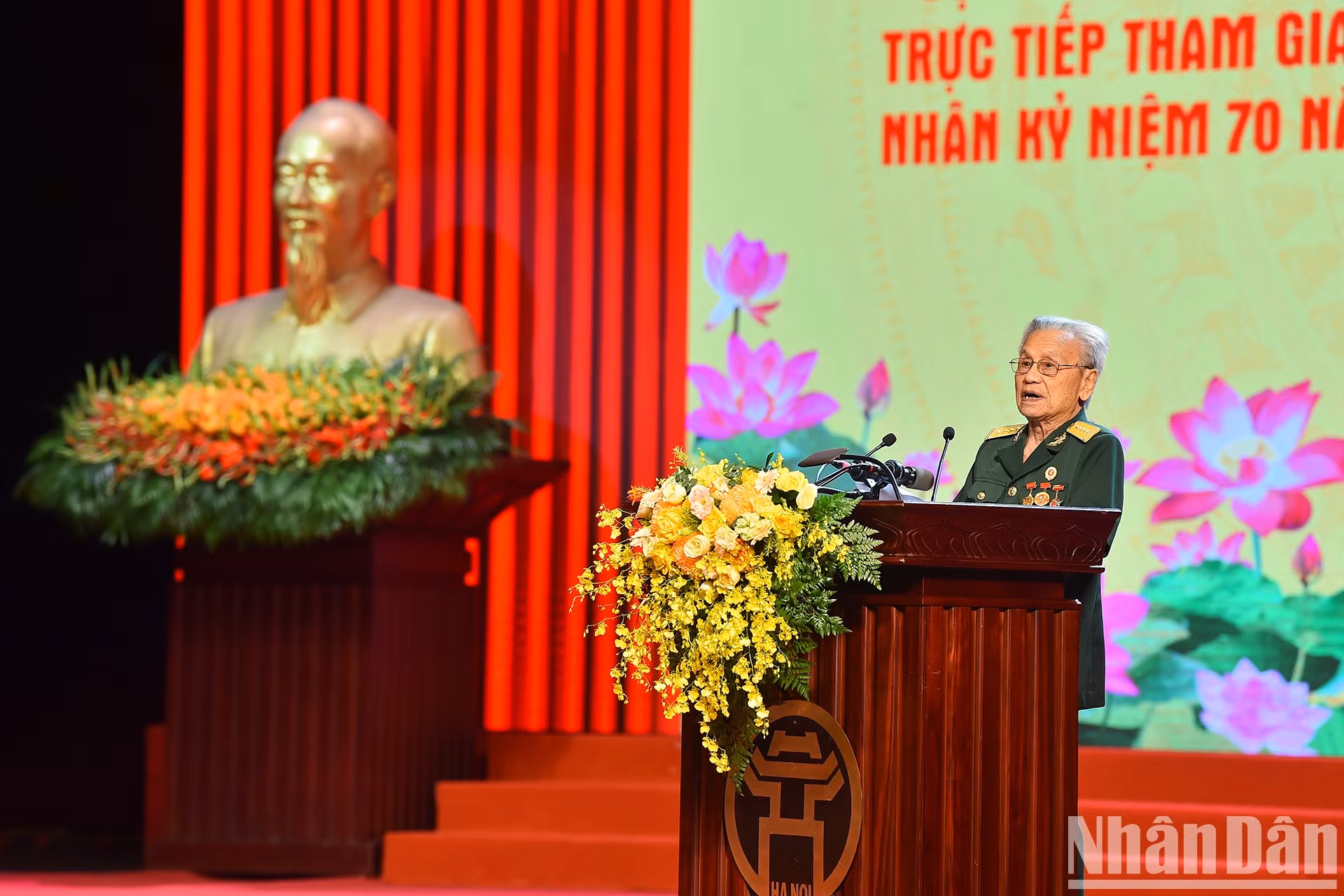 El veterano Le Van Tinh, residente en la circunscripción de Khuong Mai, distrito de Thanh Xuan, comparte sus recuerdos en el programa.