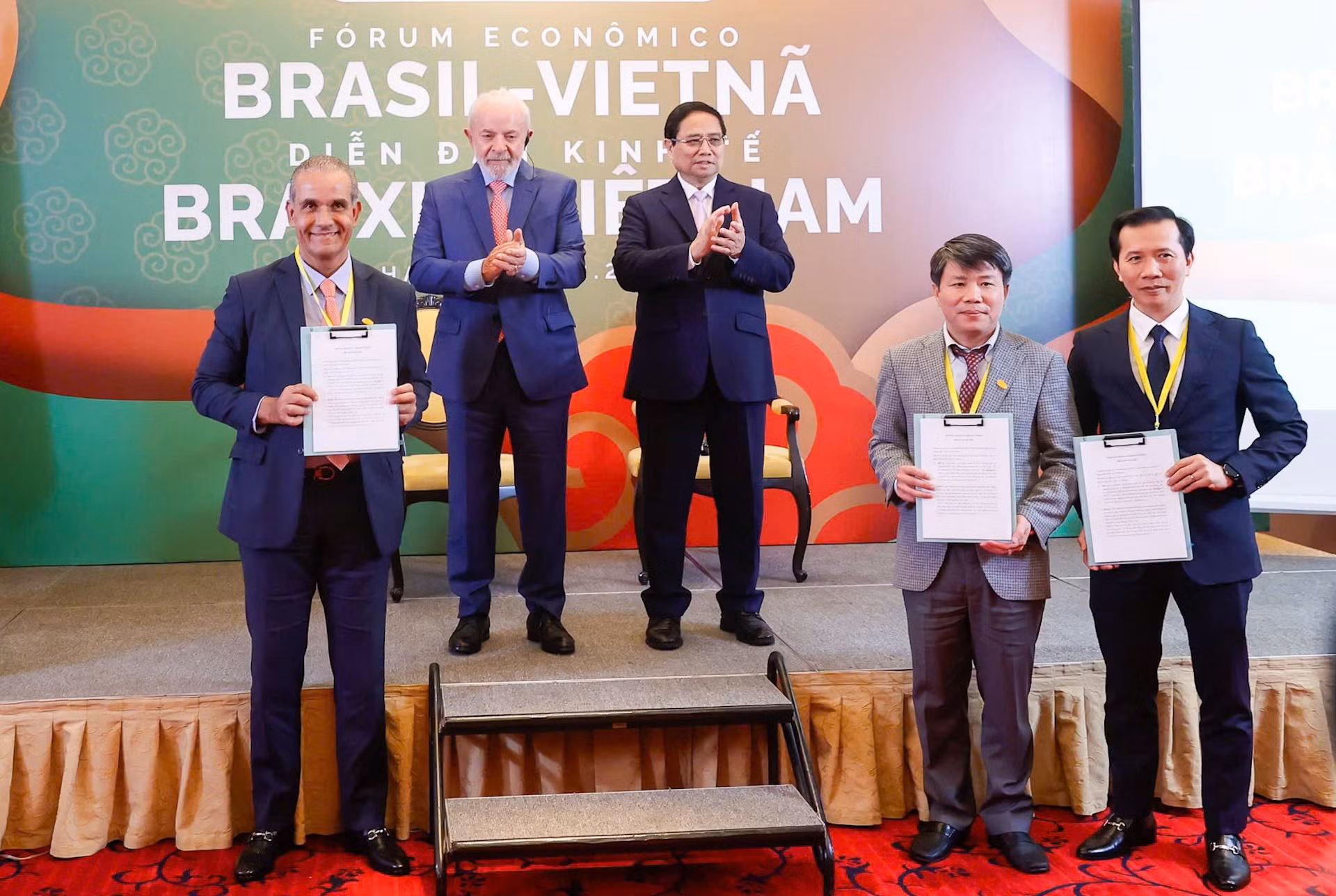 Ambos dirigentes presencian la firma de un memorando de entendimiento entre el Centro de Promoción, Información y Apoyo a las Inversiones, dependiente de la Departamento de Inversiones Extranjeras (Ministerio de Finanzas), el Grupo de inversión Sao Do (de Vietnam) y el Grupo JBS (Brasil).