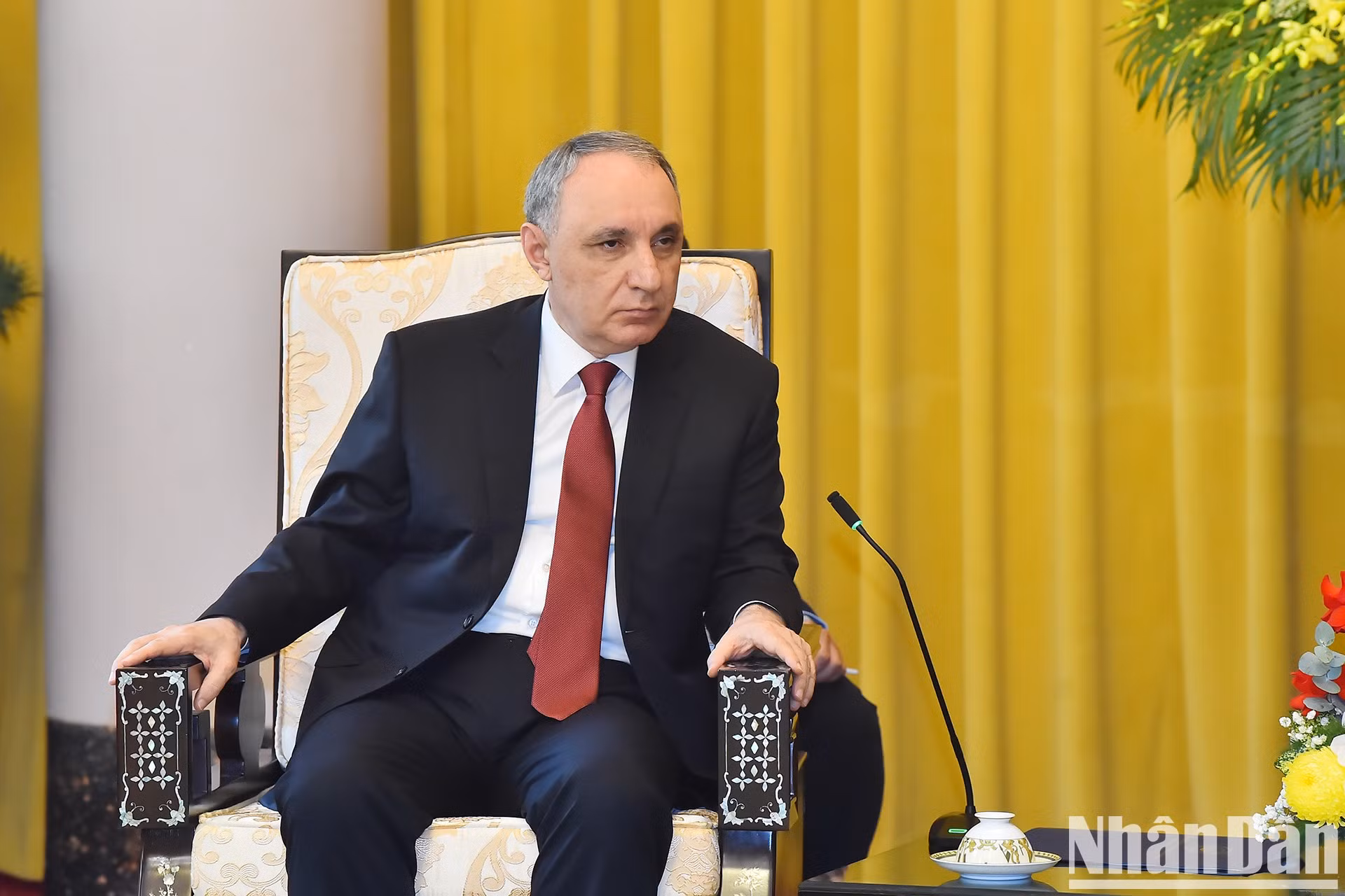 Kamran Bayram Aliyev interviene en la reunión.