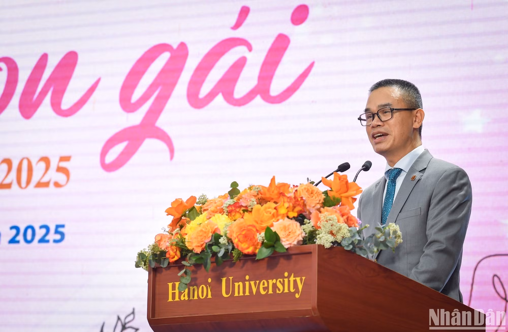 Nguyen Van Trao, Rector de la Universidad de Hanói, comparte sus sentimientos en el acto.