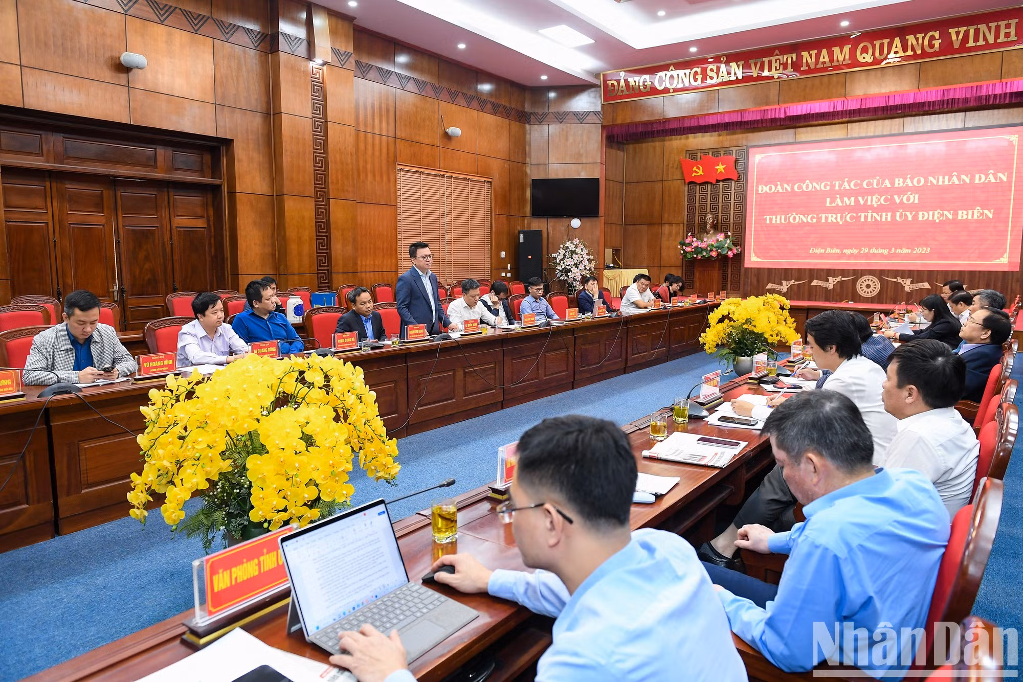 Quoc Minh expuso los esfuerzos de Nhan Dan por renovar y potenciar el papel del principal órgano de prensa multimedia, incluido el lanzamiento de un micrositio sobre seis regiones socioeconómicas de Vietnam para difundir ampliamente información, ventajas y dificultades de estos territorios y mejorar los vínculos intrarregionales y regionales.