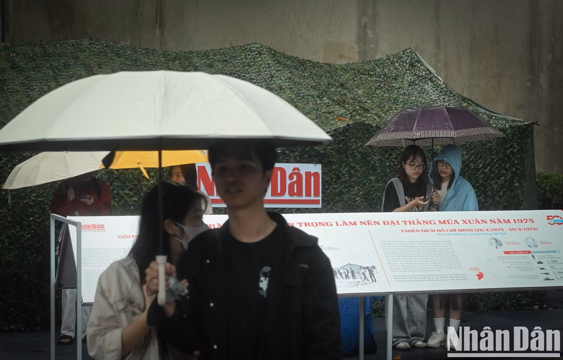 Más que una simple muestra, la exposición interactiva del diario Nhan Dan inspira a la nueva generación de Vietnam en su camino de aprender y amar la historia nacional.