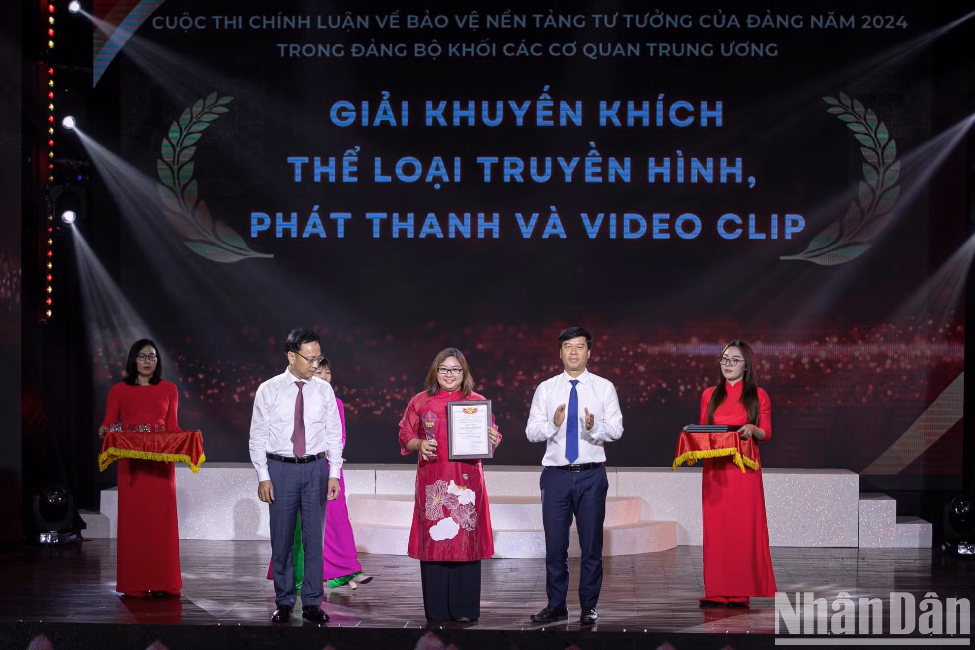 El grupo de autores Huong Mai, Duy Huong, Dinh Le y Hong Hanh, del periódico Nhan Dan, gana el premio de consolación en la categoría de Televisión.