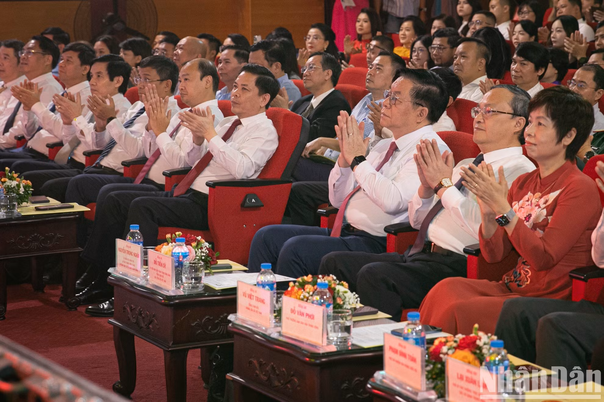 La cita cuenta con la presencia de Nguyen Trong Nghia, miembro del Buró Político y del Secretariado del Comité Central del PCV y jefe de su Comisión de Comunicación y Educación, y Nguyen Van The, miembro del Comité Central del PCV y secretario del Comité partidista en el Bloque de los Órganos Centrales.
