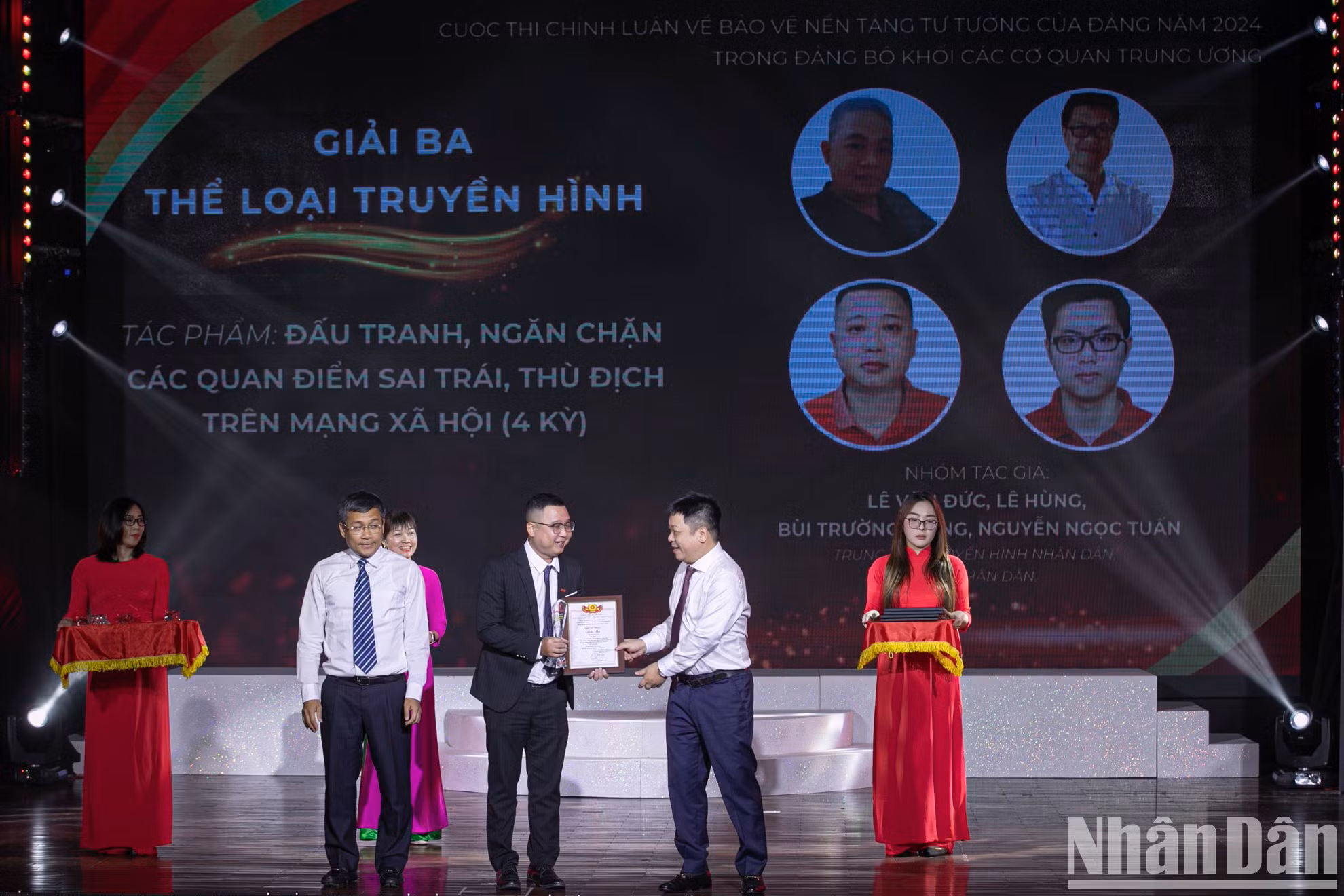 El grupo de autores Le Van Duc, Nguyen Ngoc Tuan, Bui Truong Giang y Le Hung, del periódico Nhan Dan, recibe el tercer premio en la categoría de Televisión.